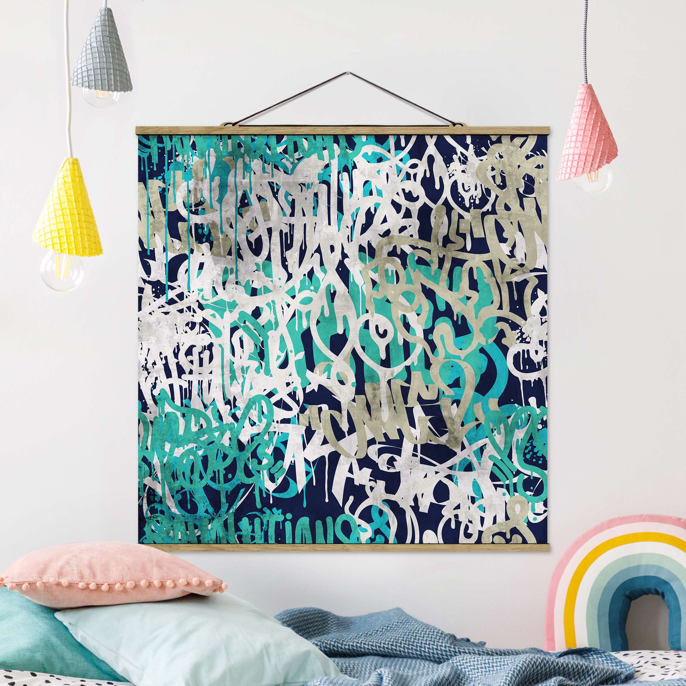 Stoffbild mit Posterleisten Graffiti Art Tagged Wall Türkis