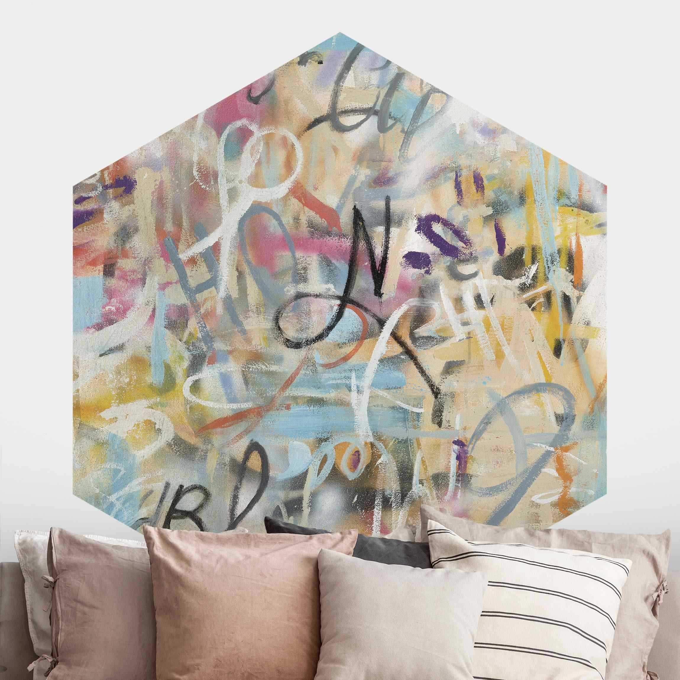Hexagon Mustertapete Graffiti Freedom in Pastell