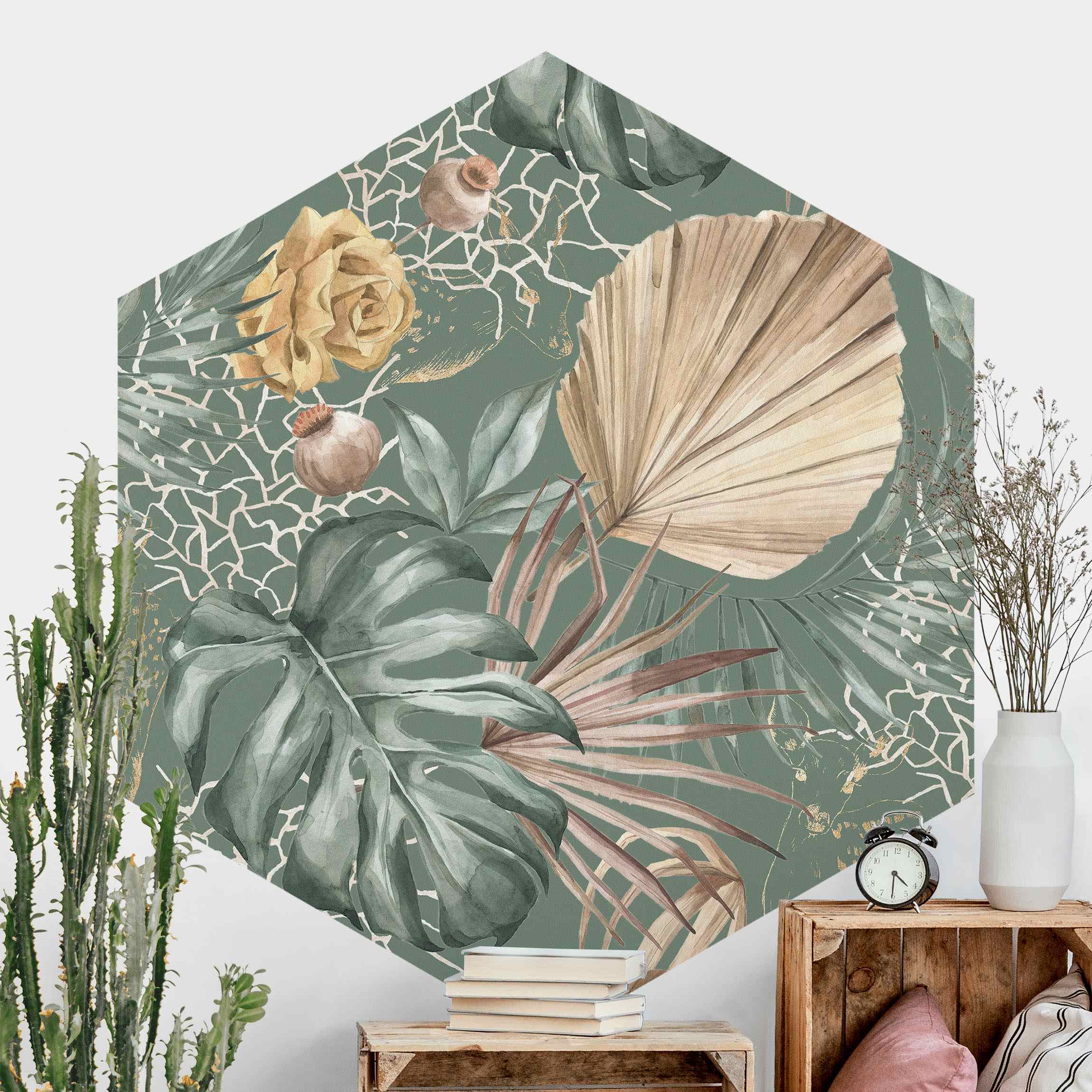 Hexagon Mustertapete selbstklebend Große Blätter mit Rosen vor Grün