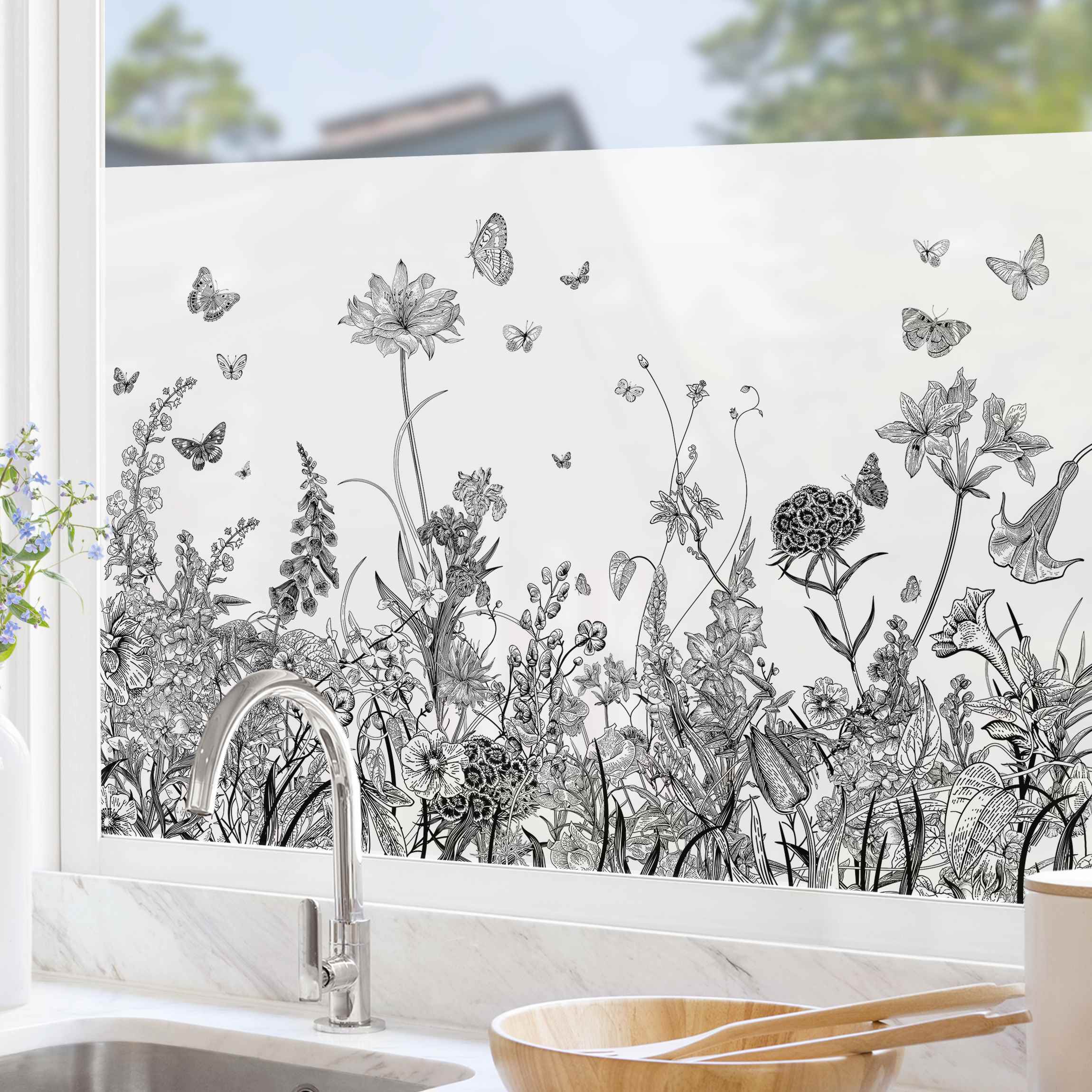 Fensterfolie Große Blumen mit Schmetterlingen in Schwarz