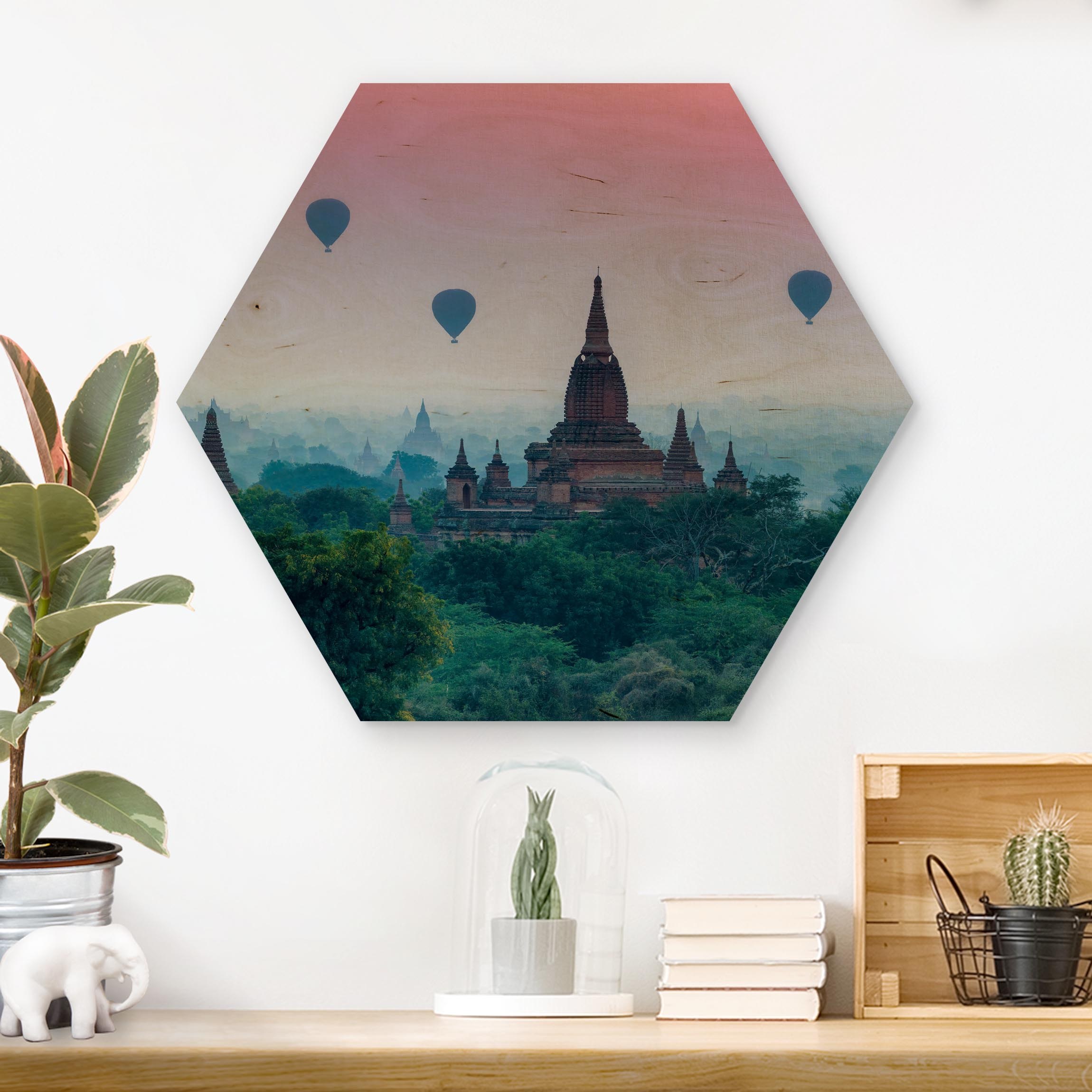 Hexagon-Holzbild Heißluftballons über Tempelanlage