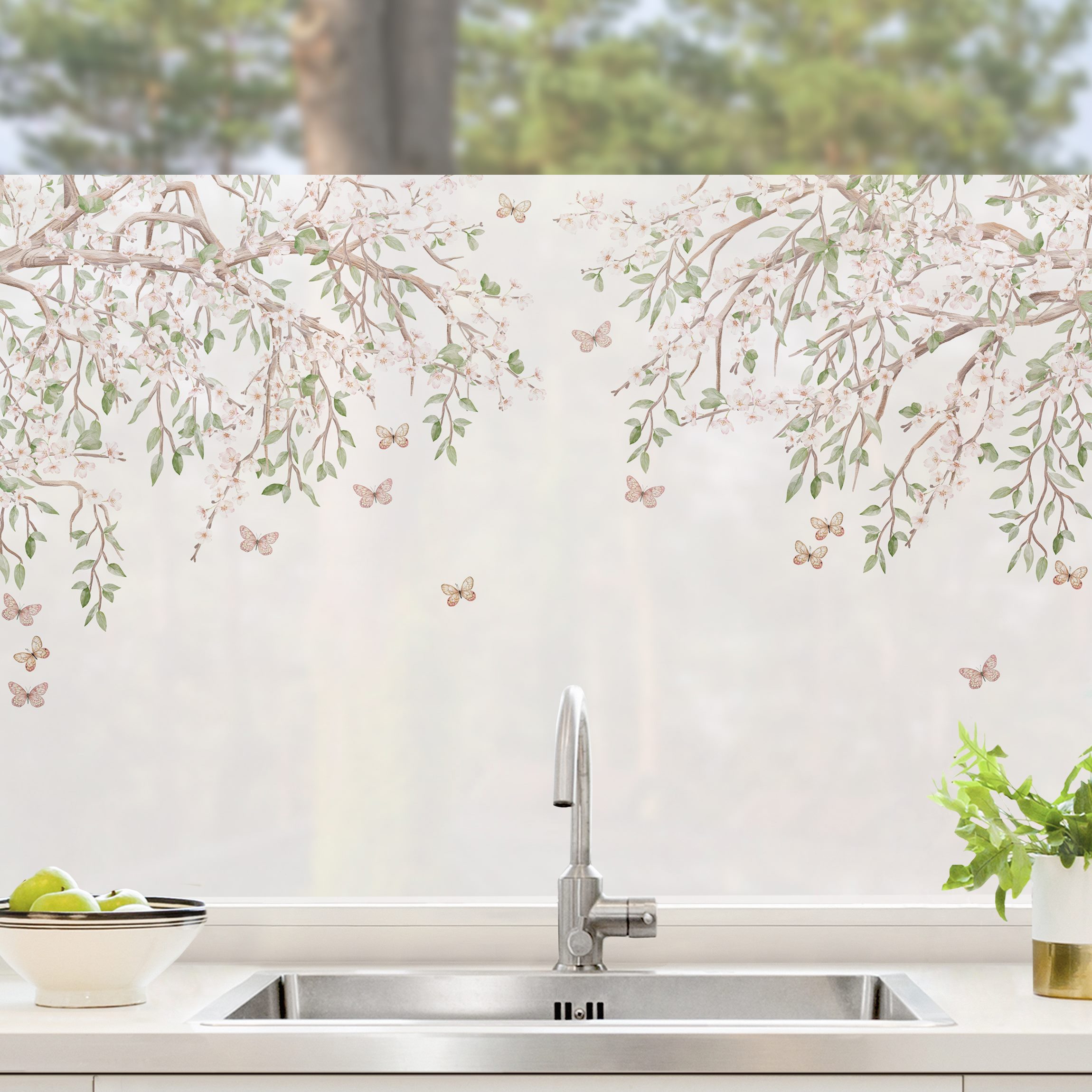 Fensterfolie Kirschblüte im Flügelspiel der Schmetterlinge