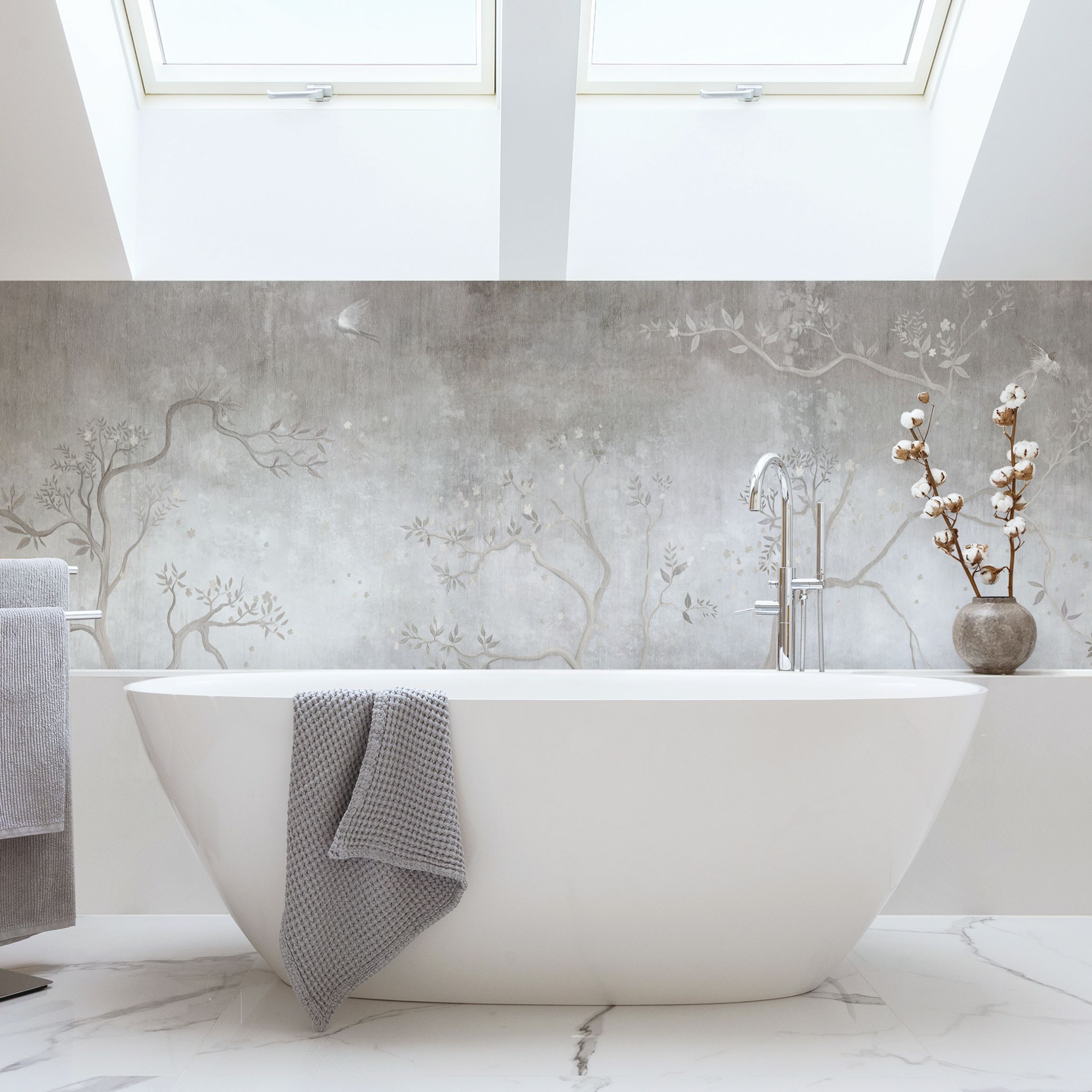 Wandverkleidung Bad Kraniche auf Waldlichtung