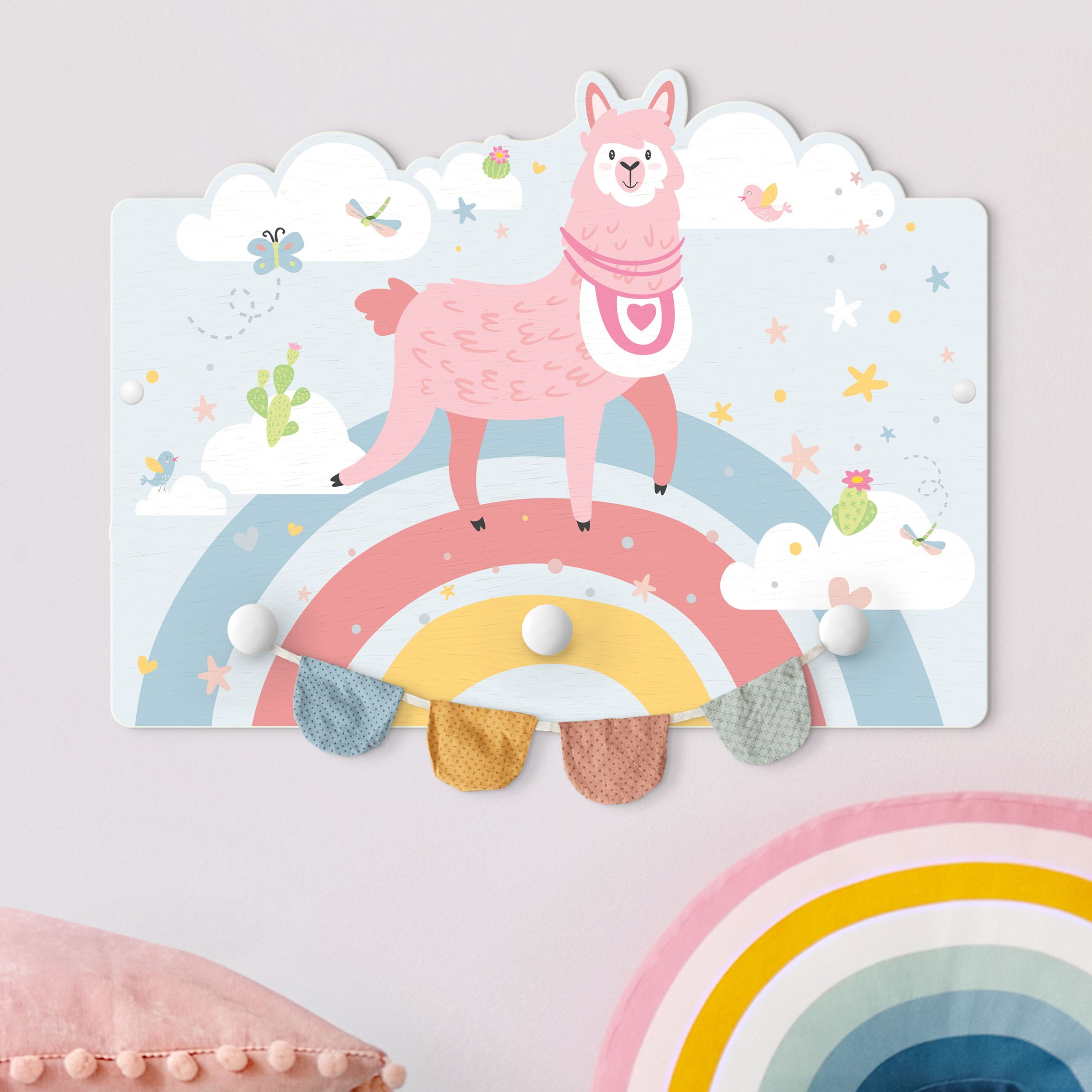 Kindergarderobe Holz mit Namen Lama auf Regenbogen mit Sternen und Pünktchen