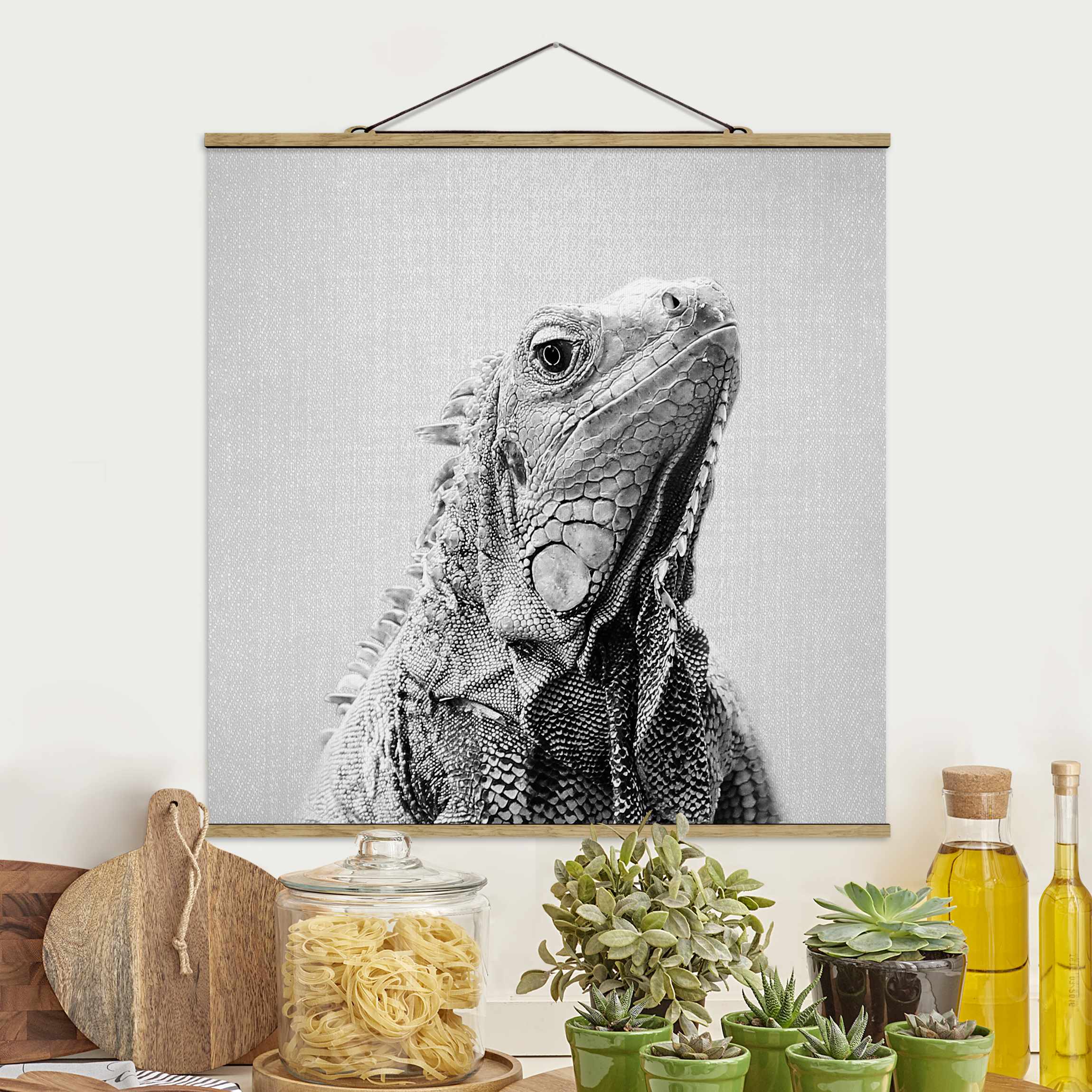 Stoffbild mit Posterleisten Leguan Louis Schwarz Weiß