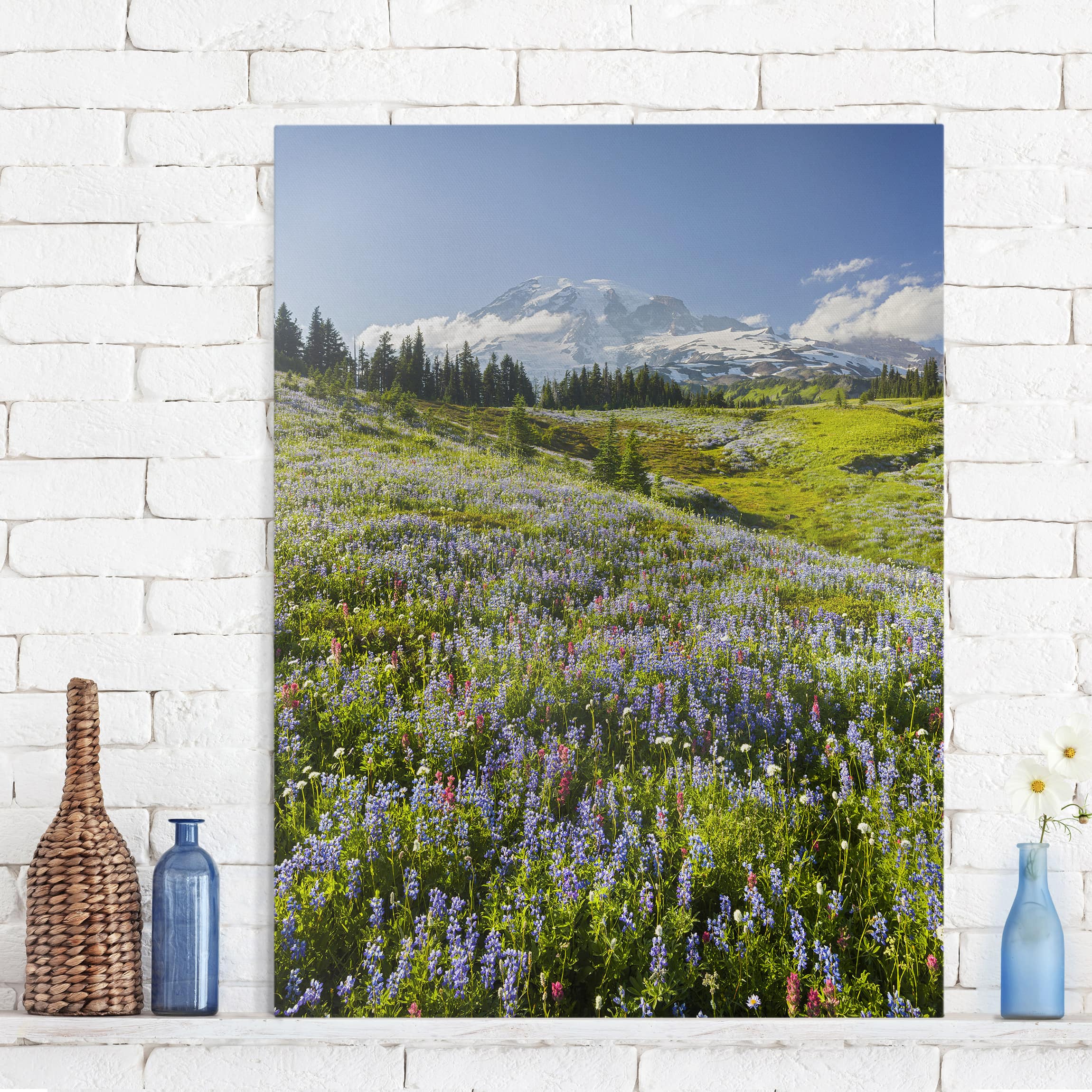 Leinwandbild Berg Bergwiese mit blauen Blumen vor Mt. Rainier