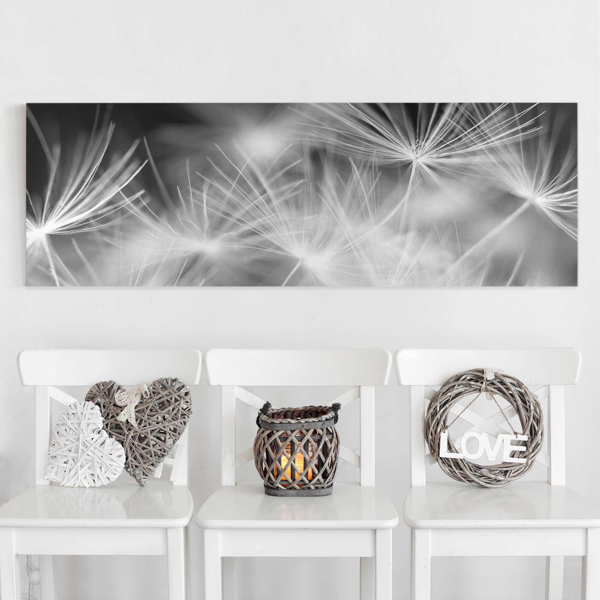 Leinwandbild Blumen Bewegte Pusteblumen Nahaufnahme auf schwarzem Hintergrund