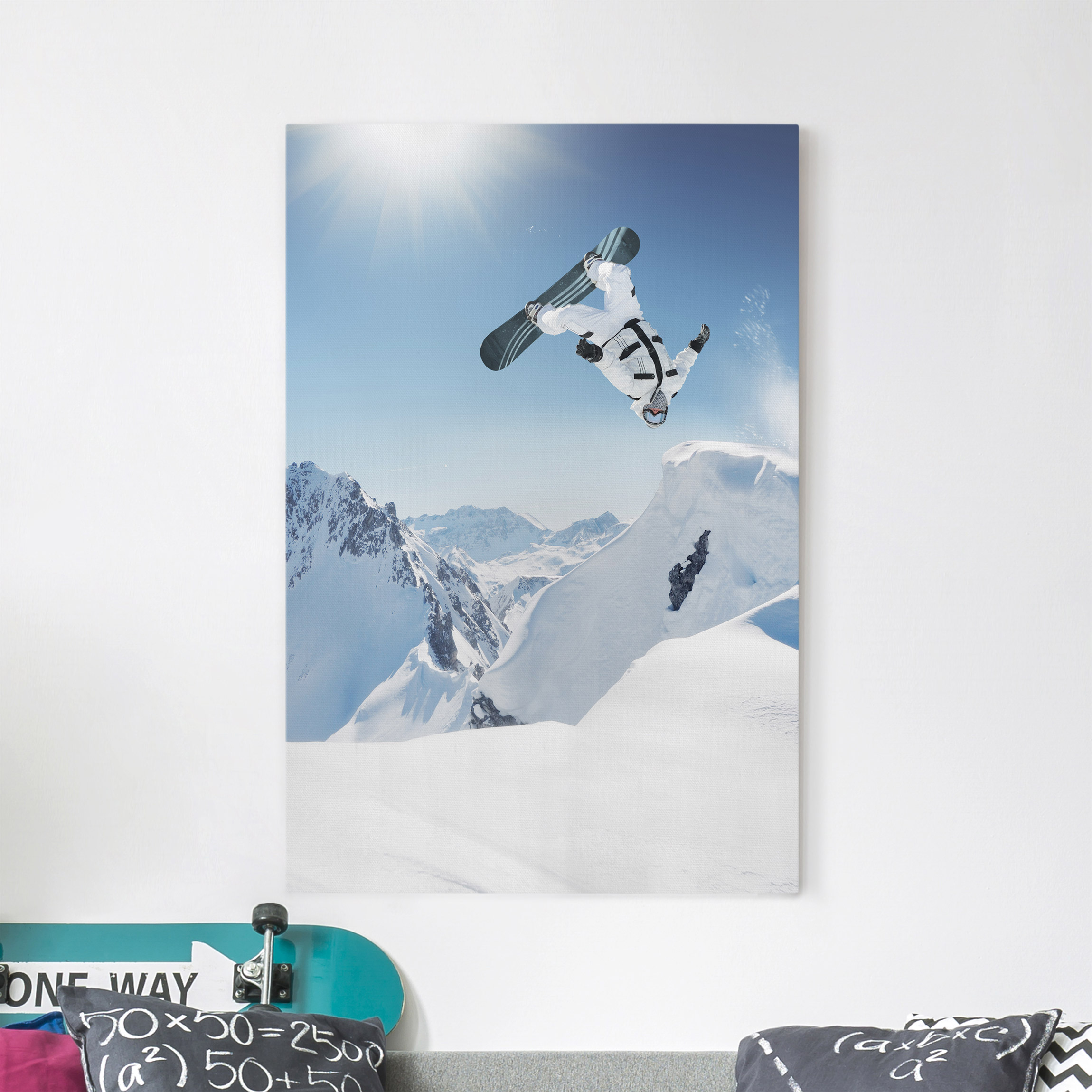 Leinwandbild - Hochformat Fliegender Snowboarder