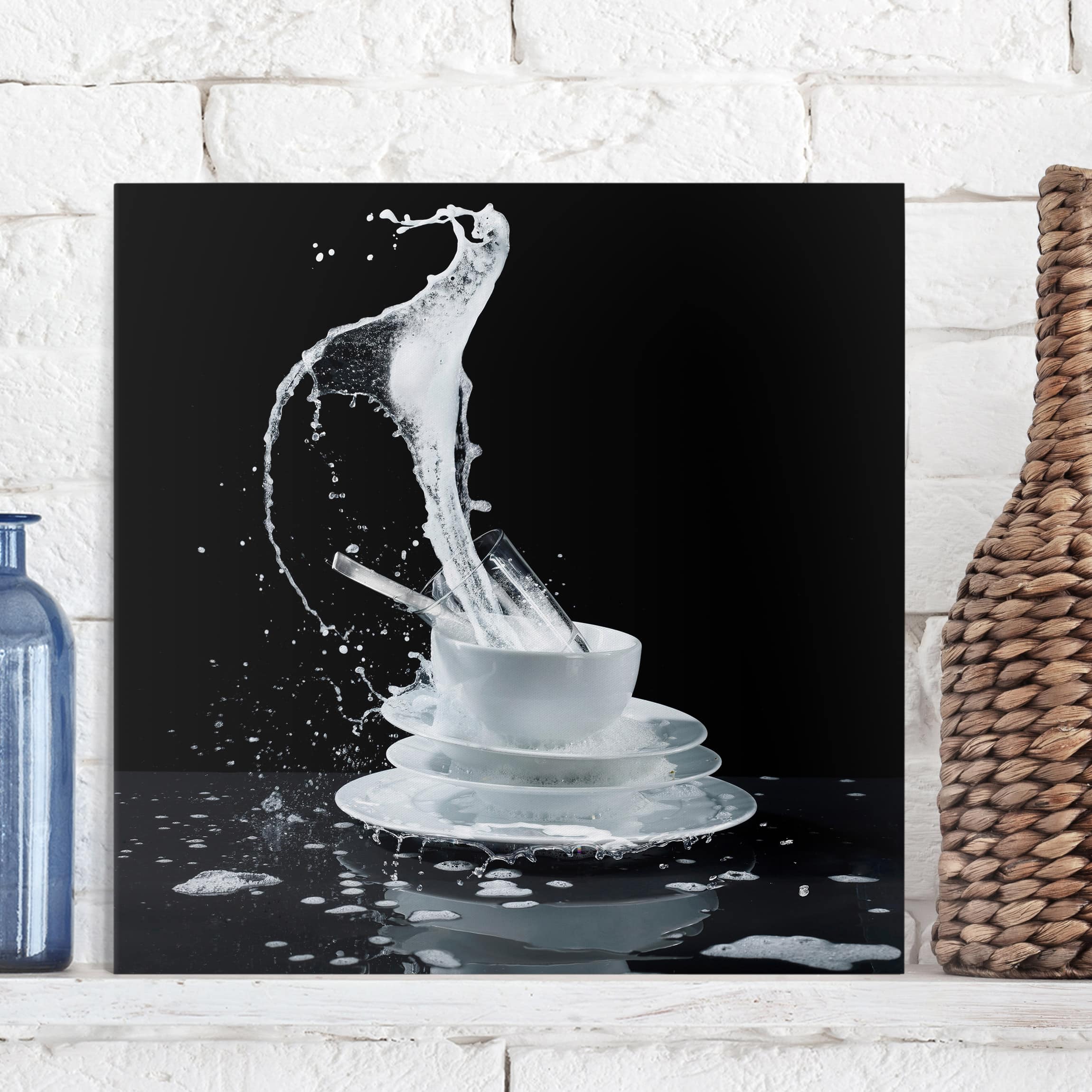 Leinwandbild Küche Geschirr mit Spülmittel-Splash