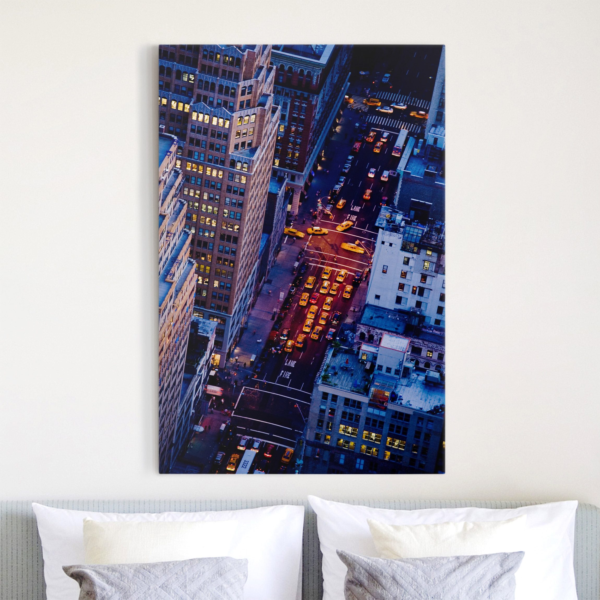 Leinwandbild - Hochformat Manhattans Taxilichter