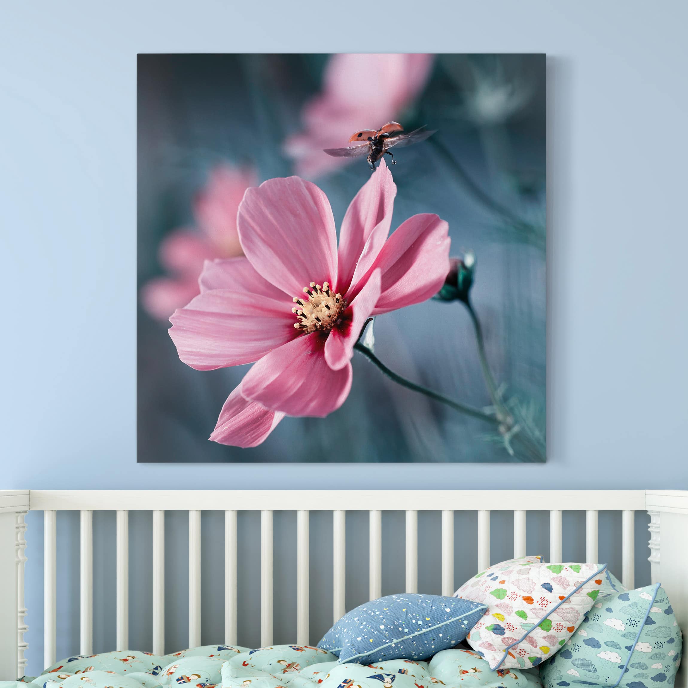 Leinwandbild Blumen Marienkäfer beim Start