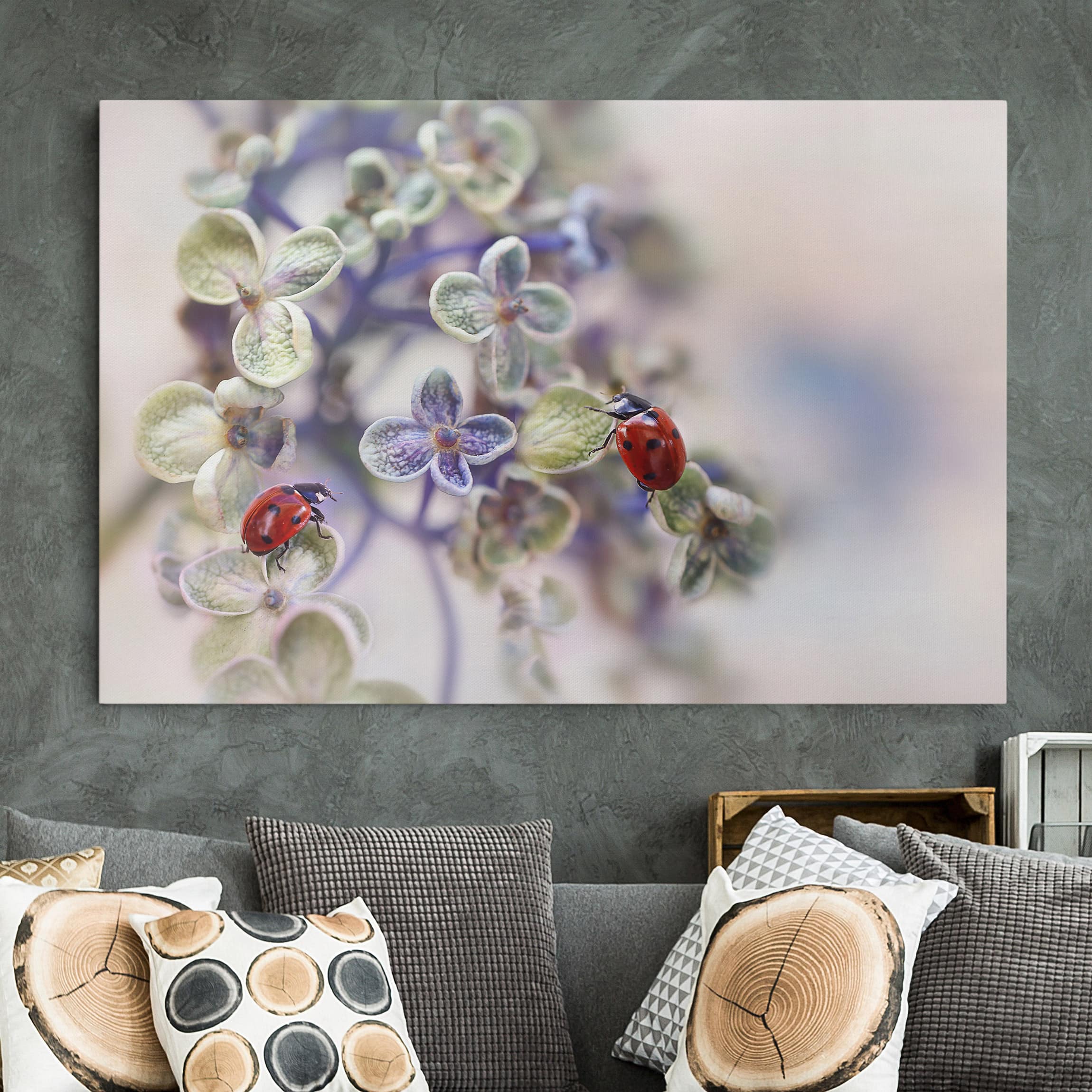 Leinwandbild - Querformat Marienkäfer im Garten