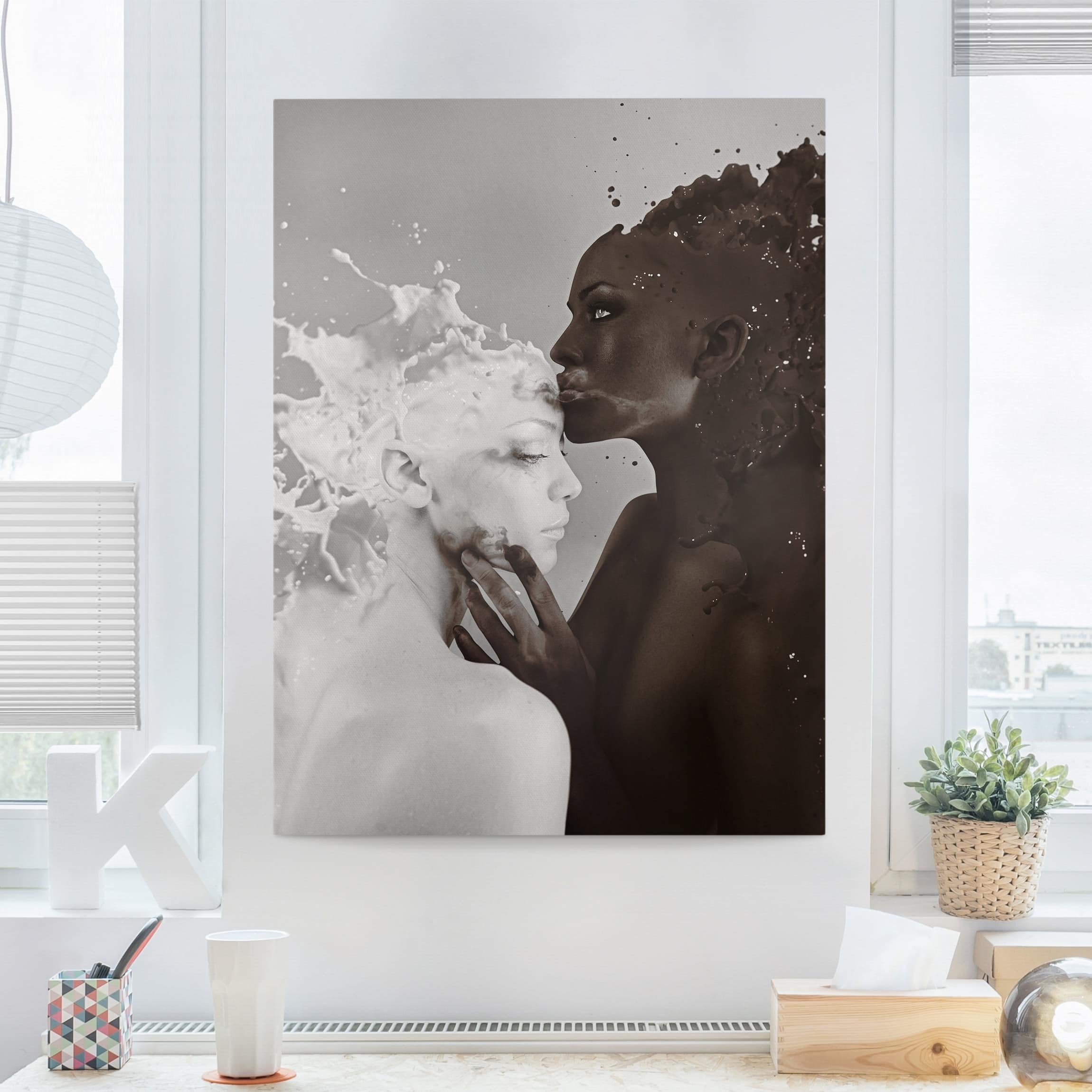 Leinwandbild - Hochformat Milch & Kaffee Kuss