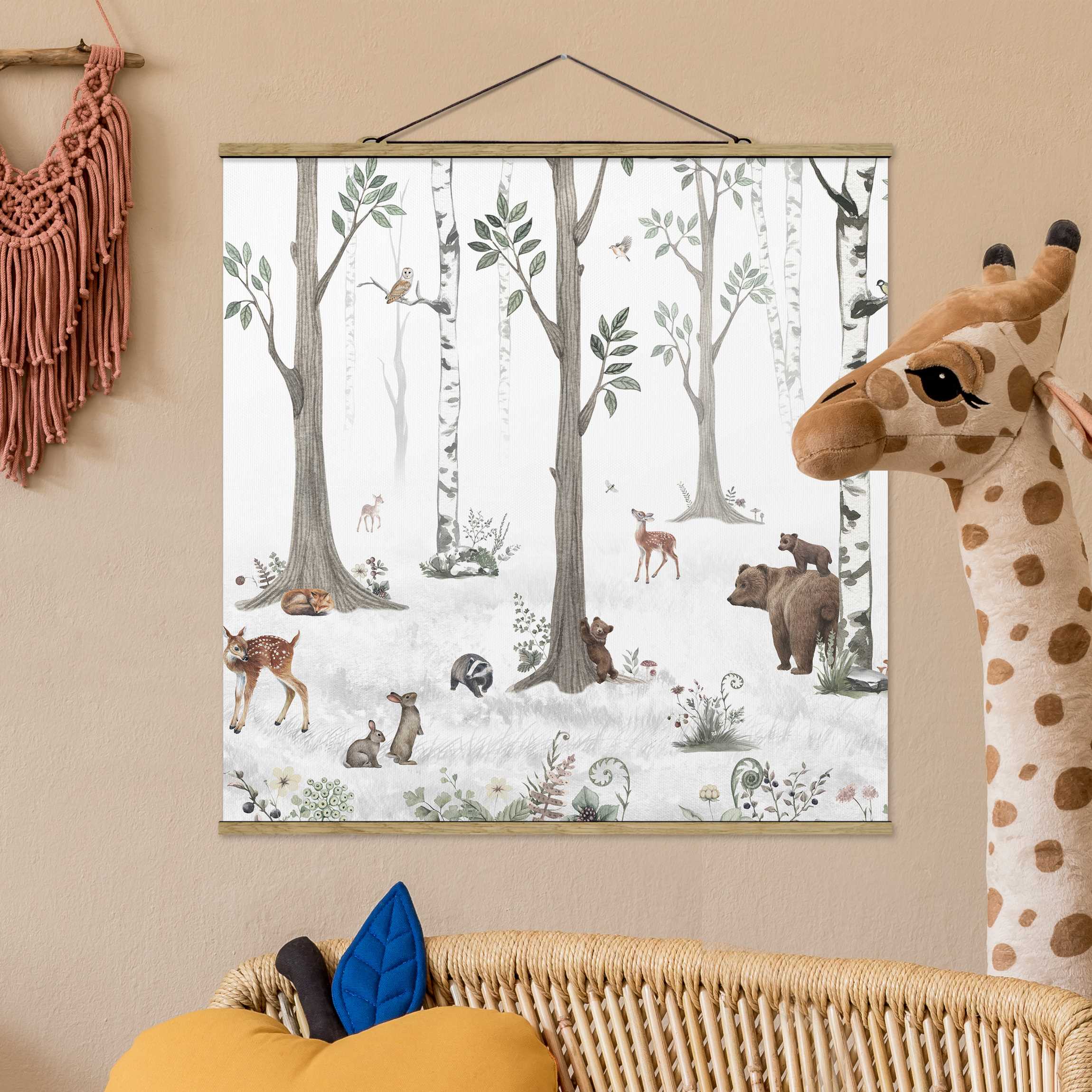 Stoffbild mit Posterleisten Leiser weißer Wald mit Tieren