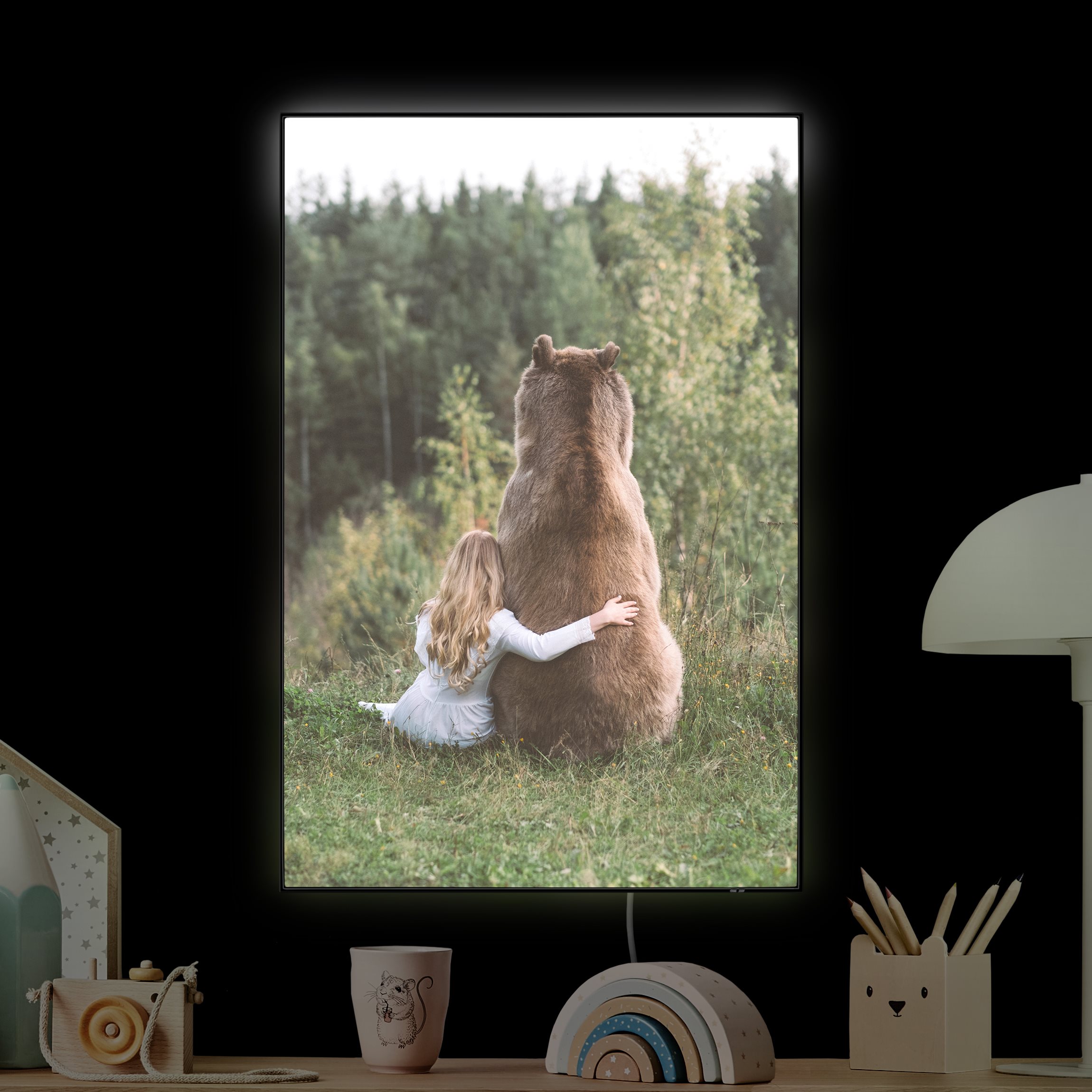 LED-Wechselbild Mädchen mit Braunbär