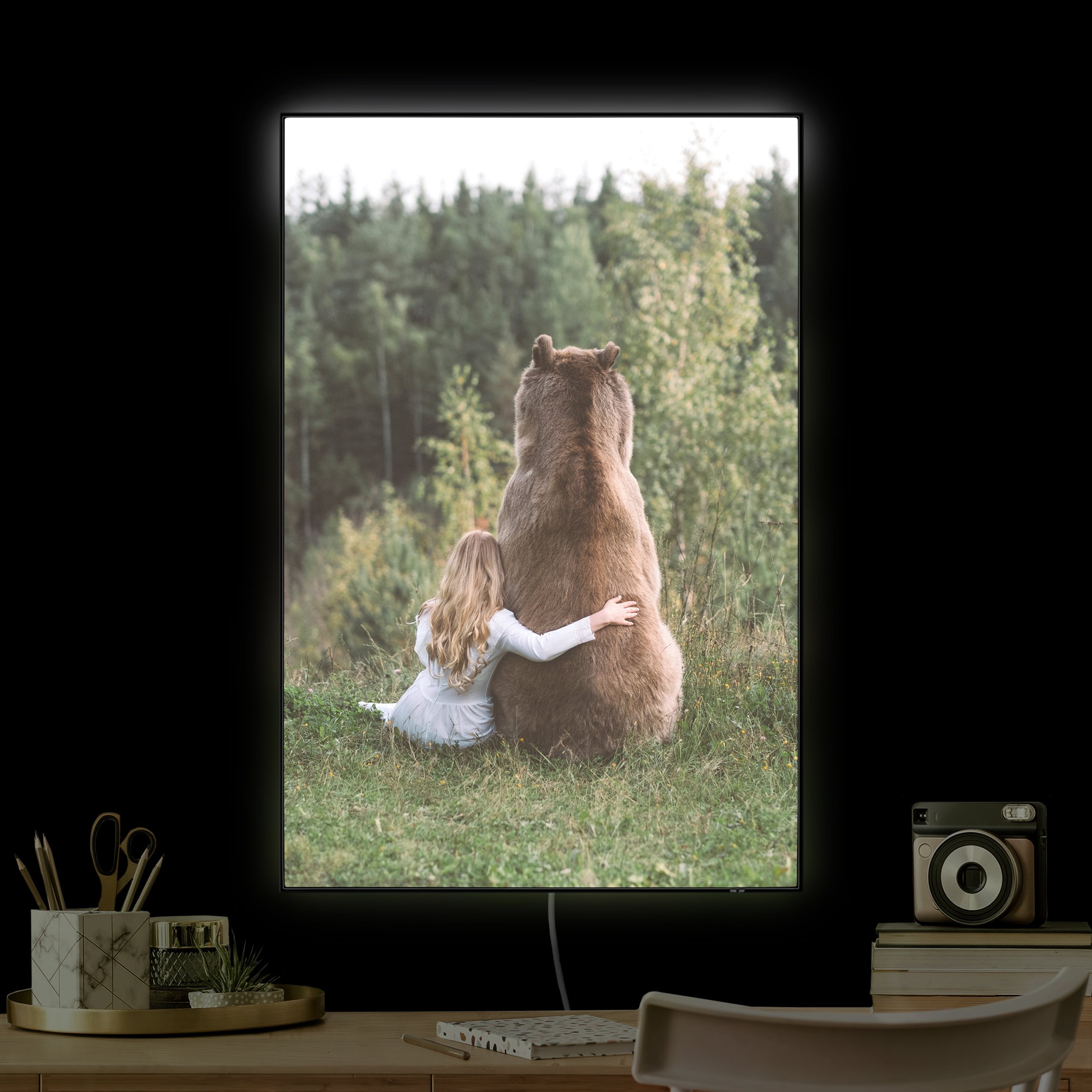 LED-Wechselbild Mädchen mit Braunbär