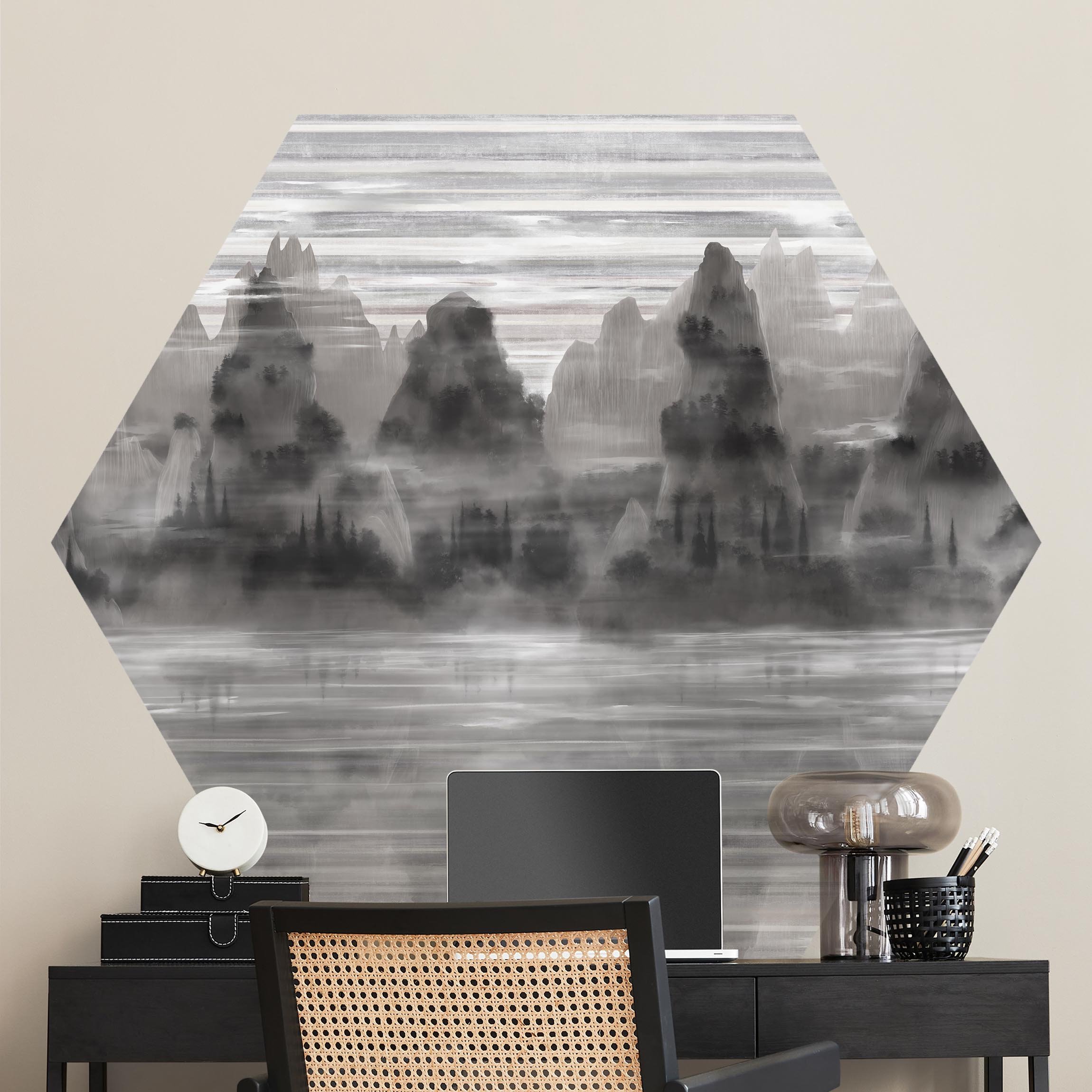 Hexagon Tapete selbstklebend Malerische Berge im mystischem Nebel
