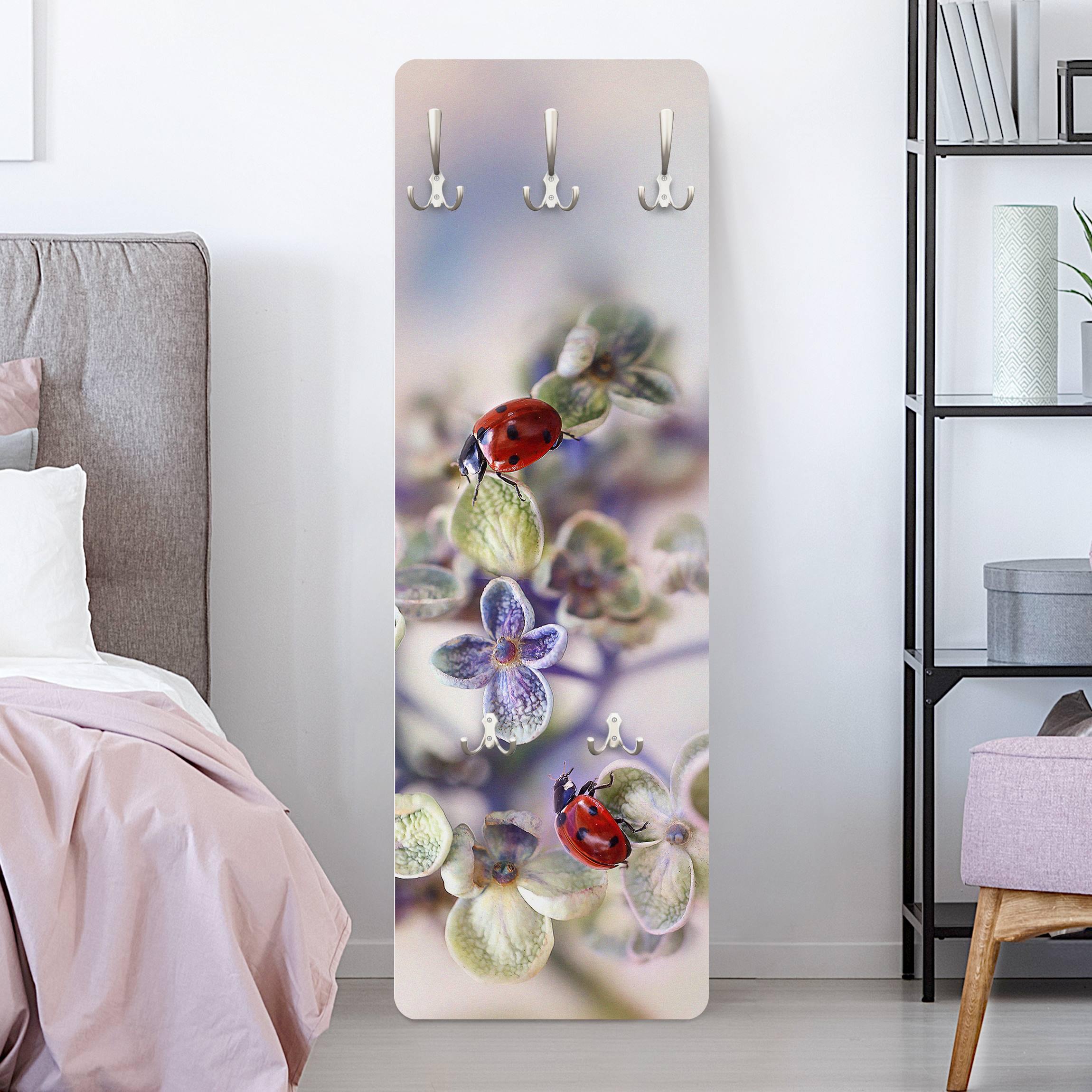 Wandgarderobe Holzpaneel Marienkäfer im Garten