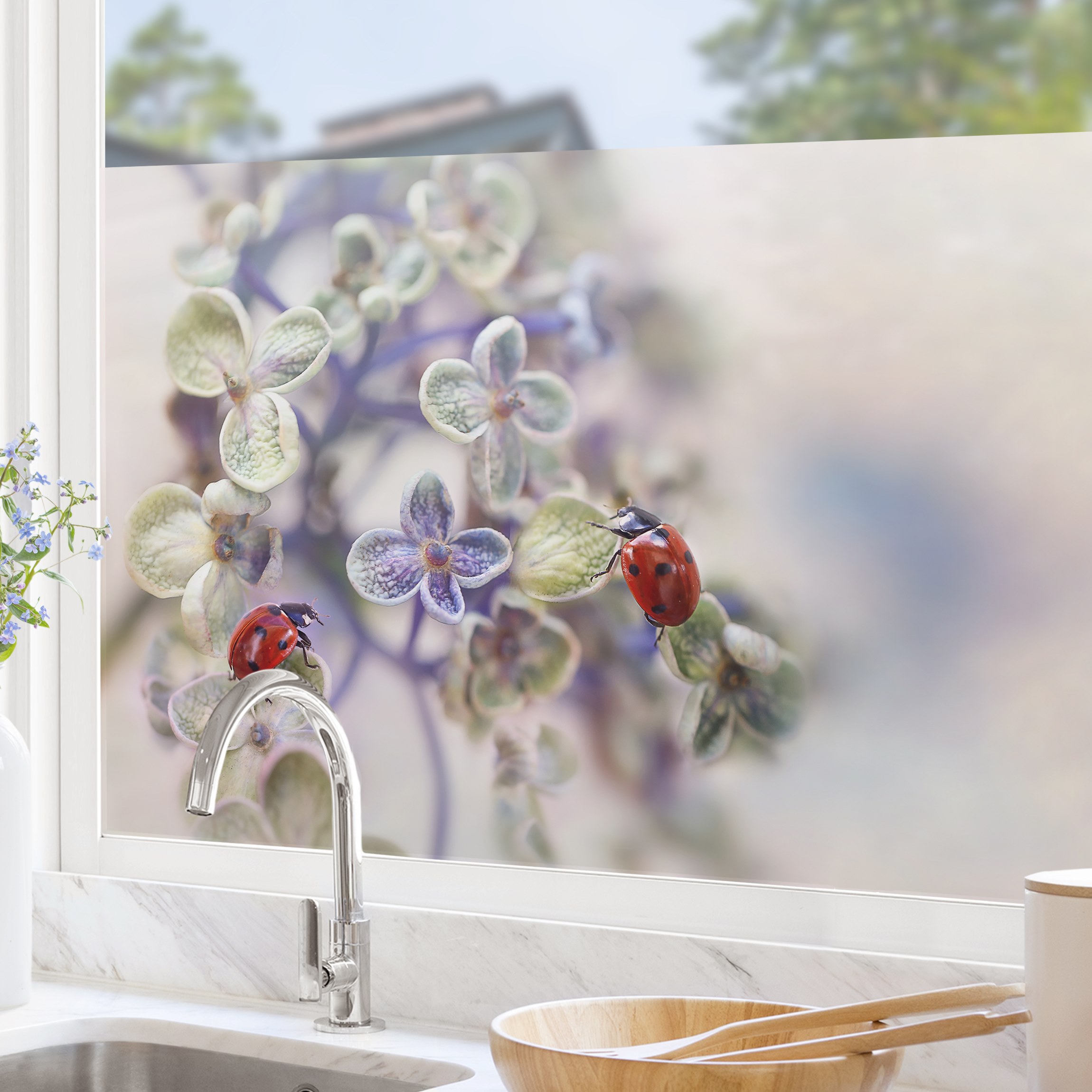 Fensterfolie Marienkäfer im Garten