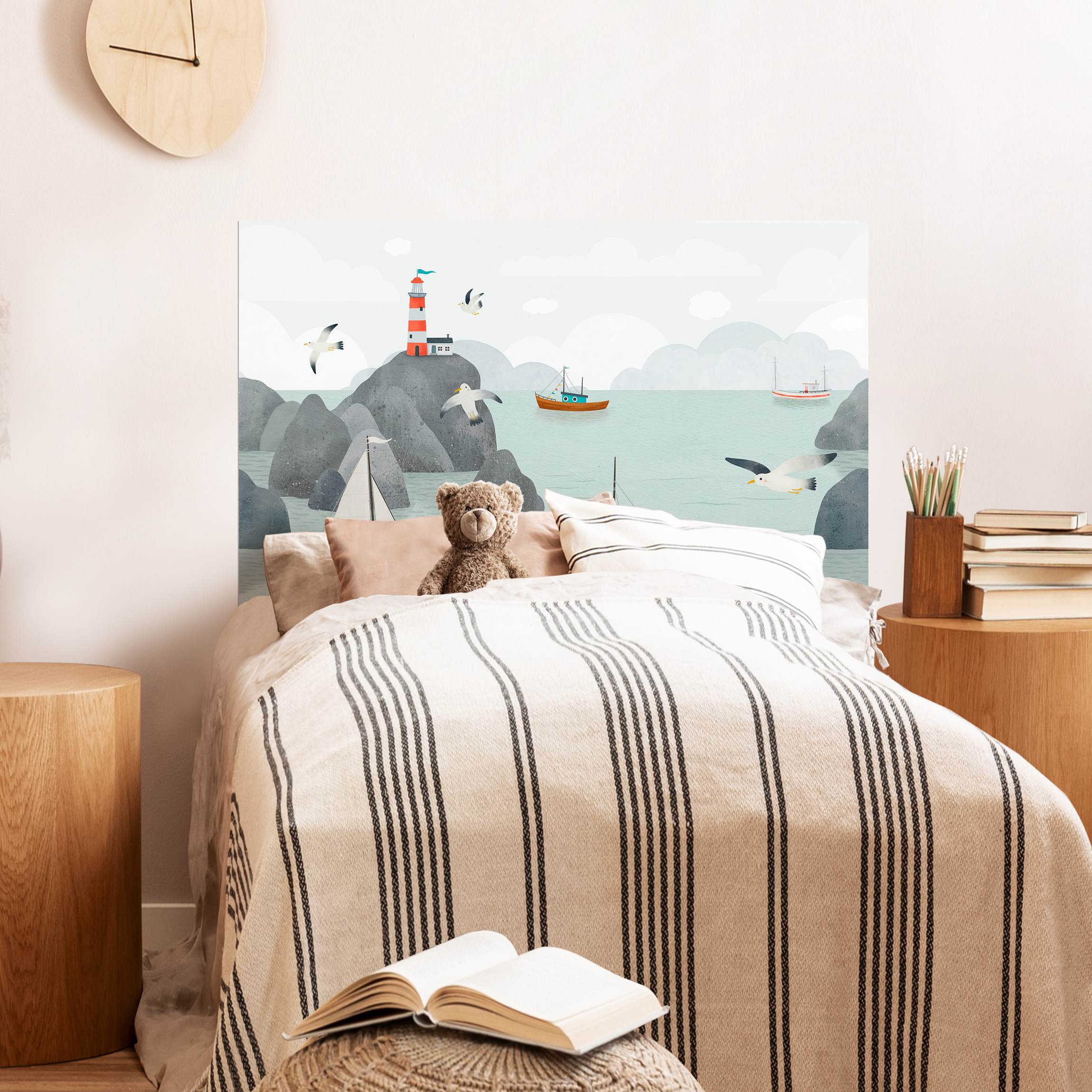 Kopfteil Bett Meer mit Felsen, Booten und Möwen