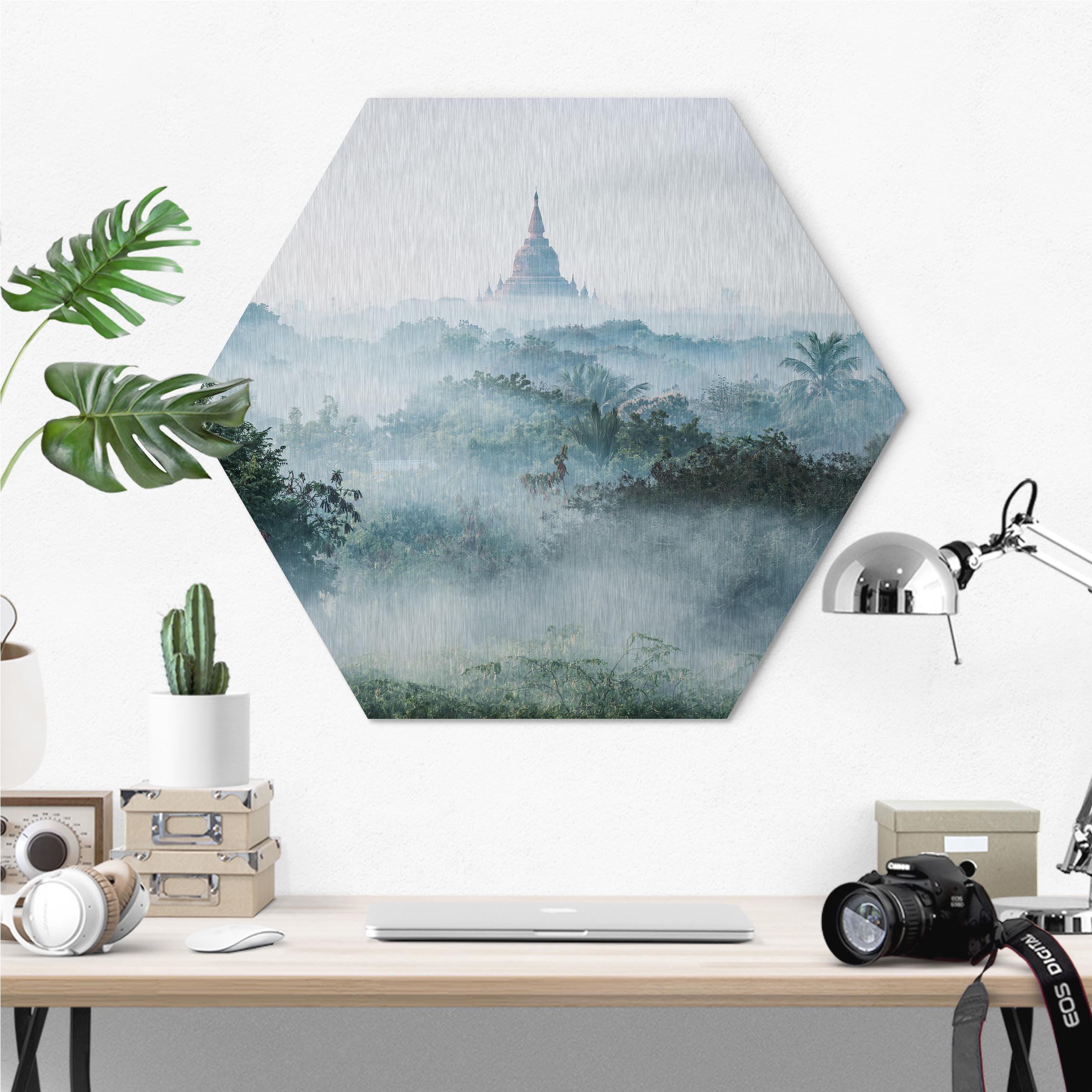 Hexagon-Alu-Dibond Bild Morgennebel über dem Dschungel von Bagan