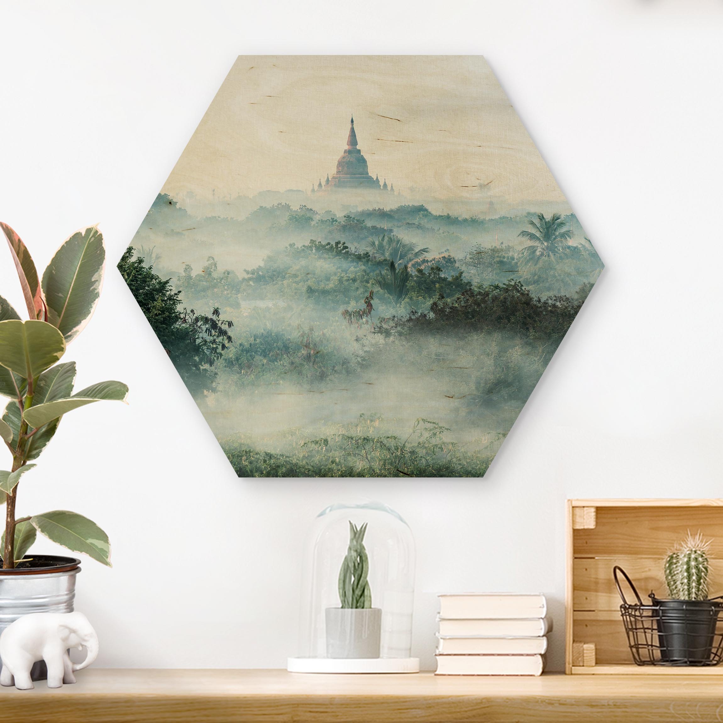 Hexagon-Holzbild Morgennebel über dem Dschungel von Bagan
