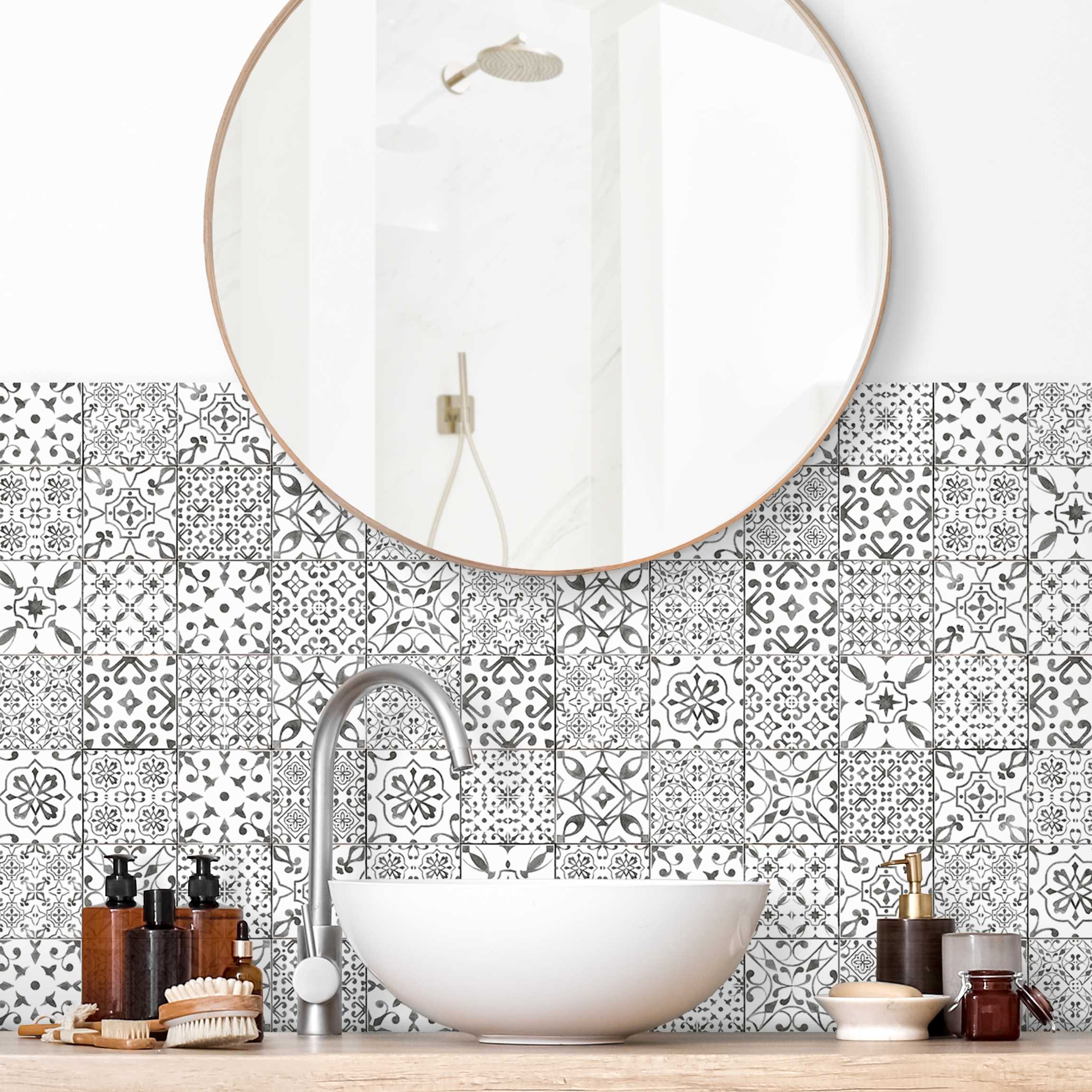 Wandverkleidung Bad Musterfliesen Grau Weiß