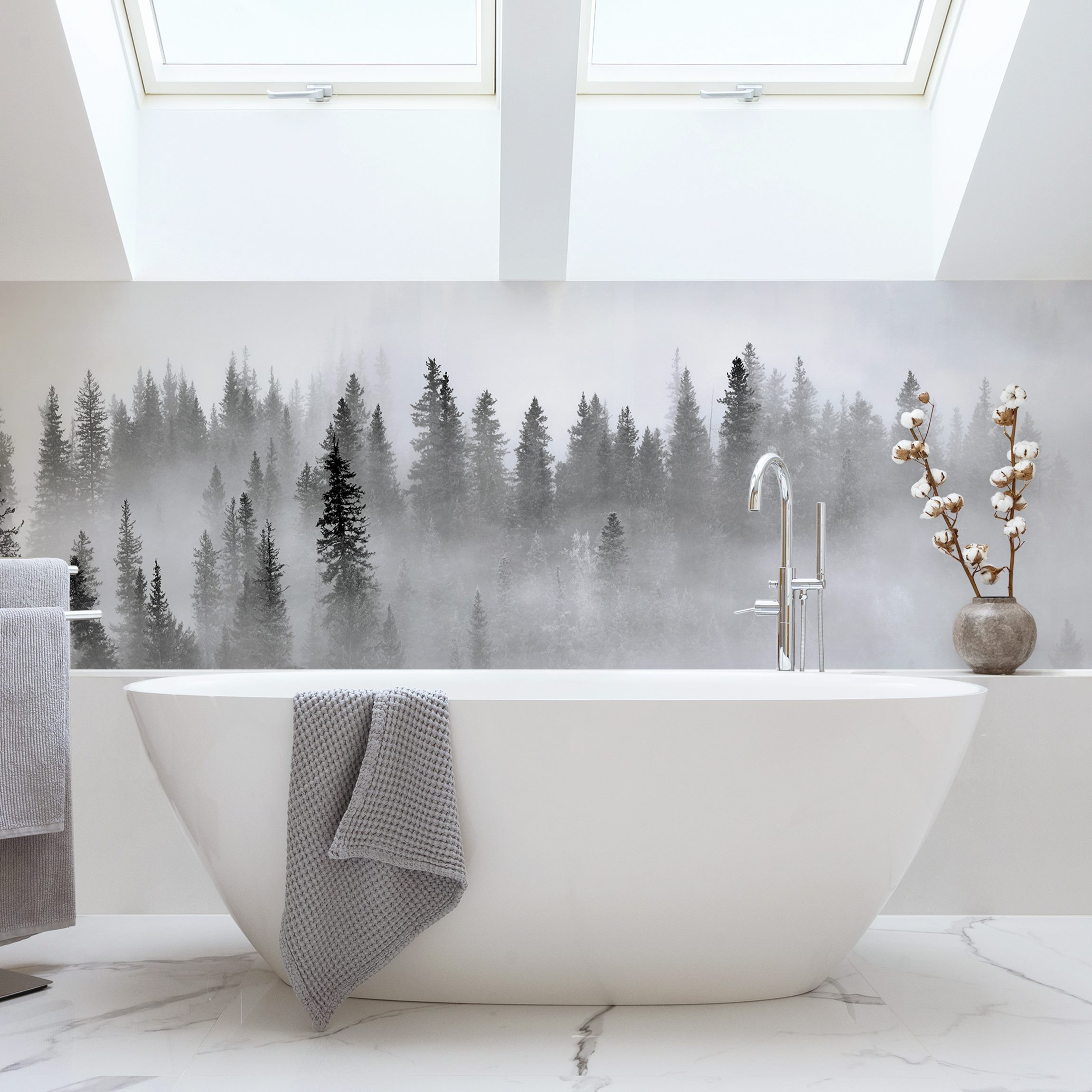 Wandverkleidung Bad Nebel im Tannenwald Schwarz-Weiß