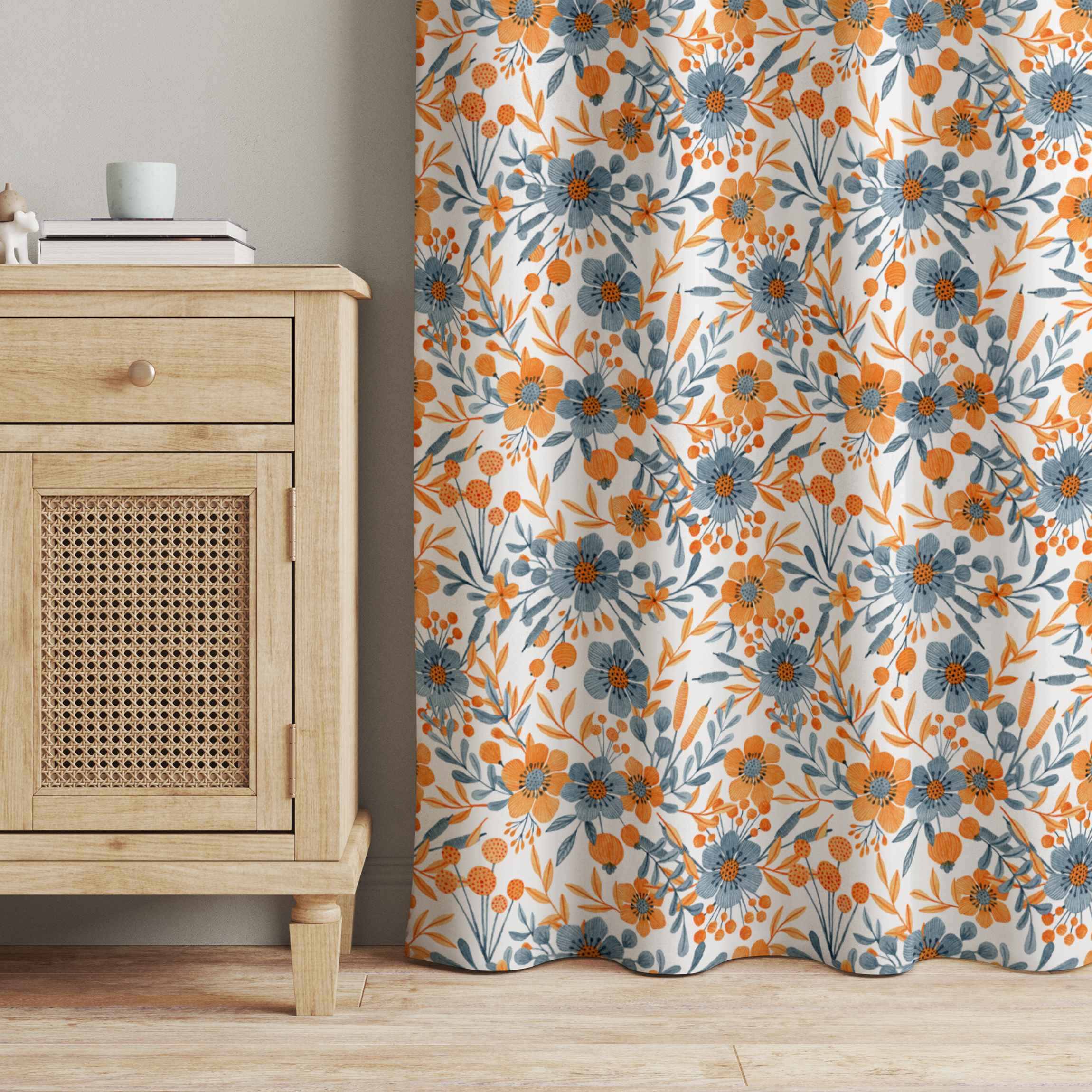 Vorhang Orange Blaue Blüten auf Weiß