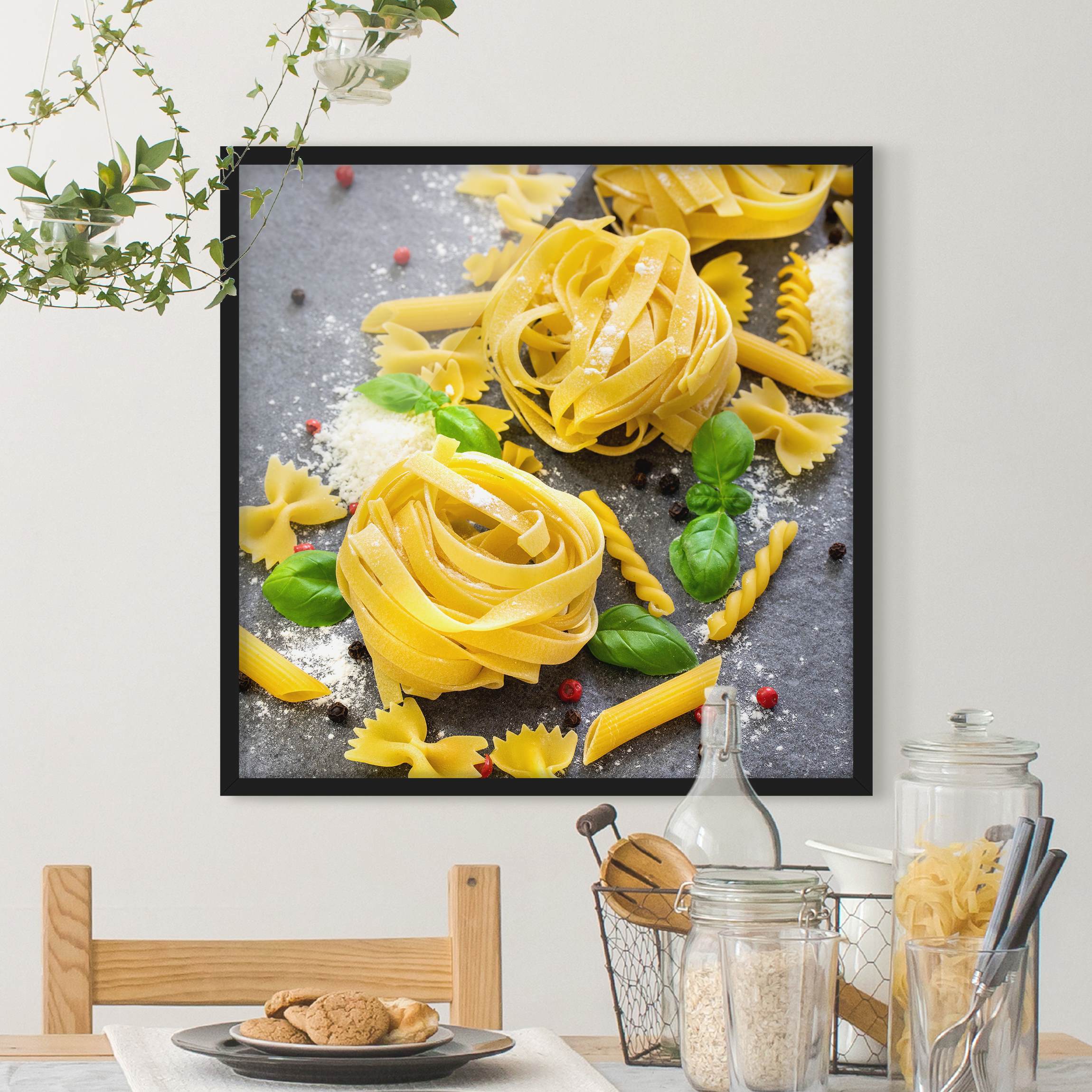 Bild mit Rahmen Pastamix mit Basilikum