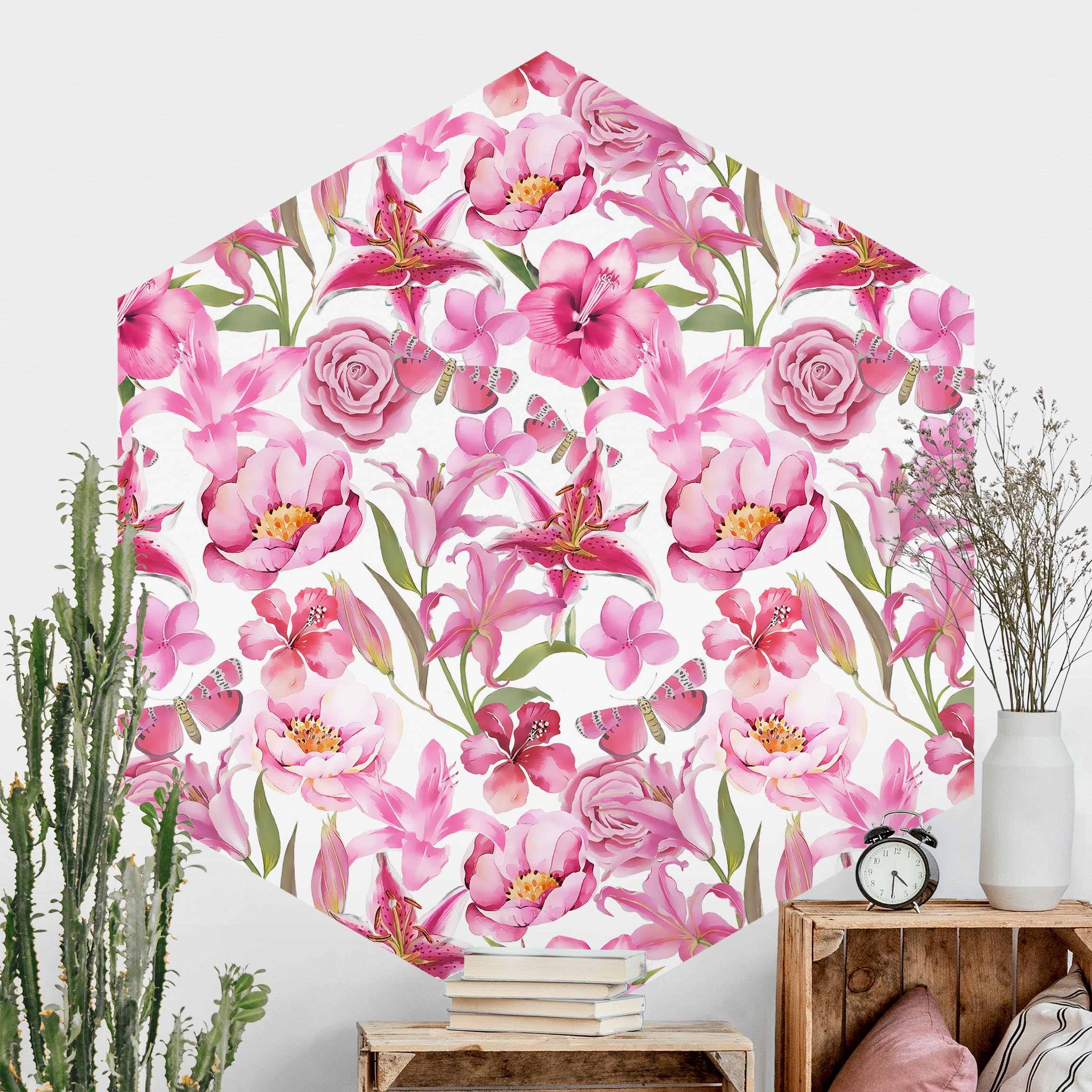 Hexagon Mustertapete Pinke Blumen mit Schmetterlingen