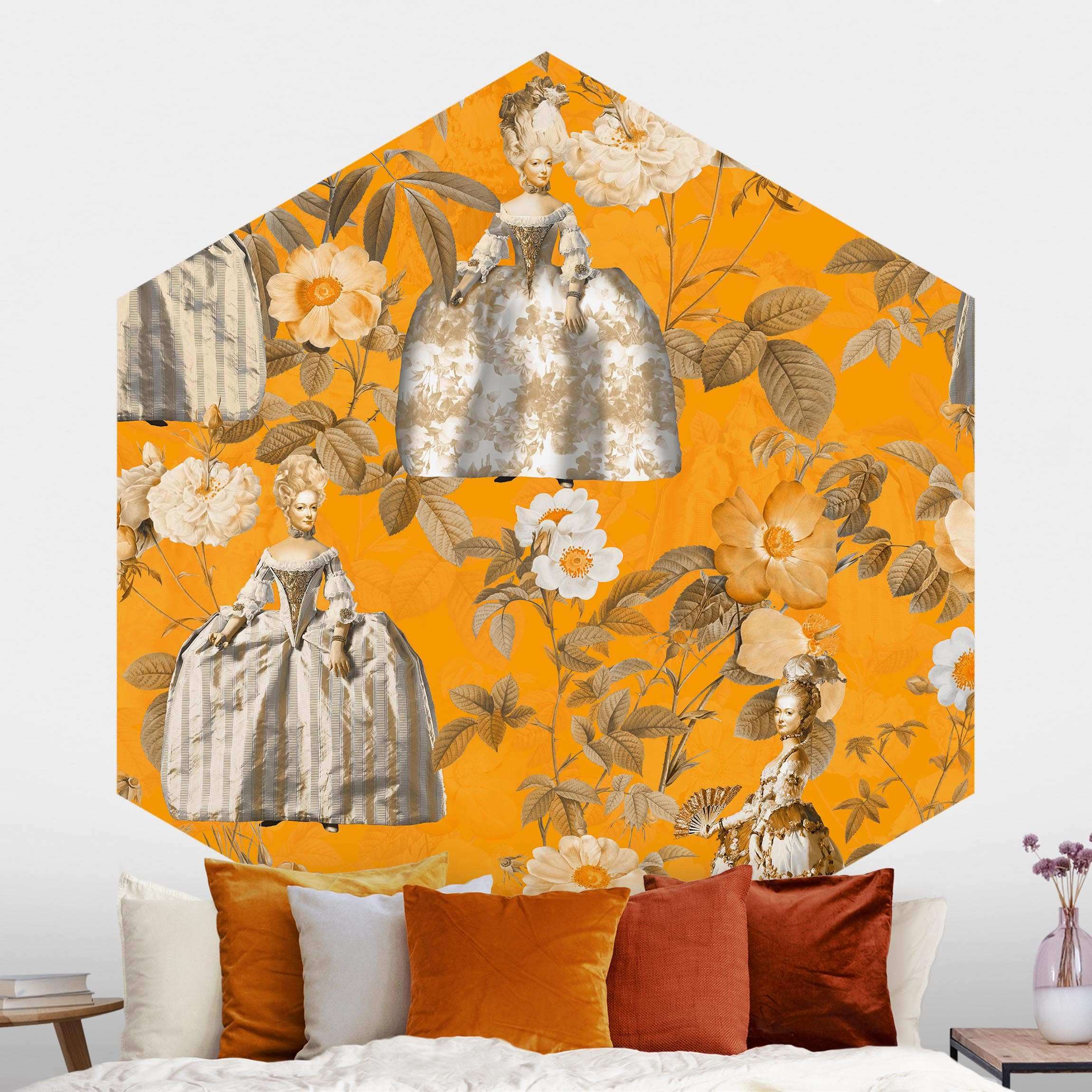 Hexagon Mustertapete Pompöse Kleider im Garten auf Orange