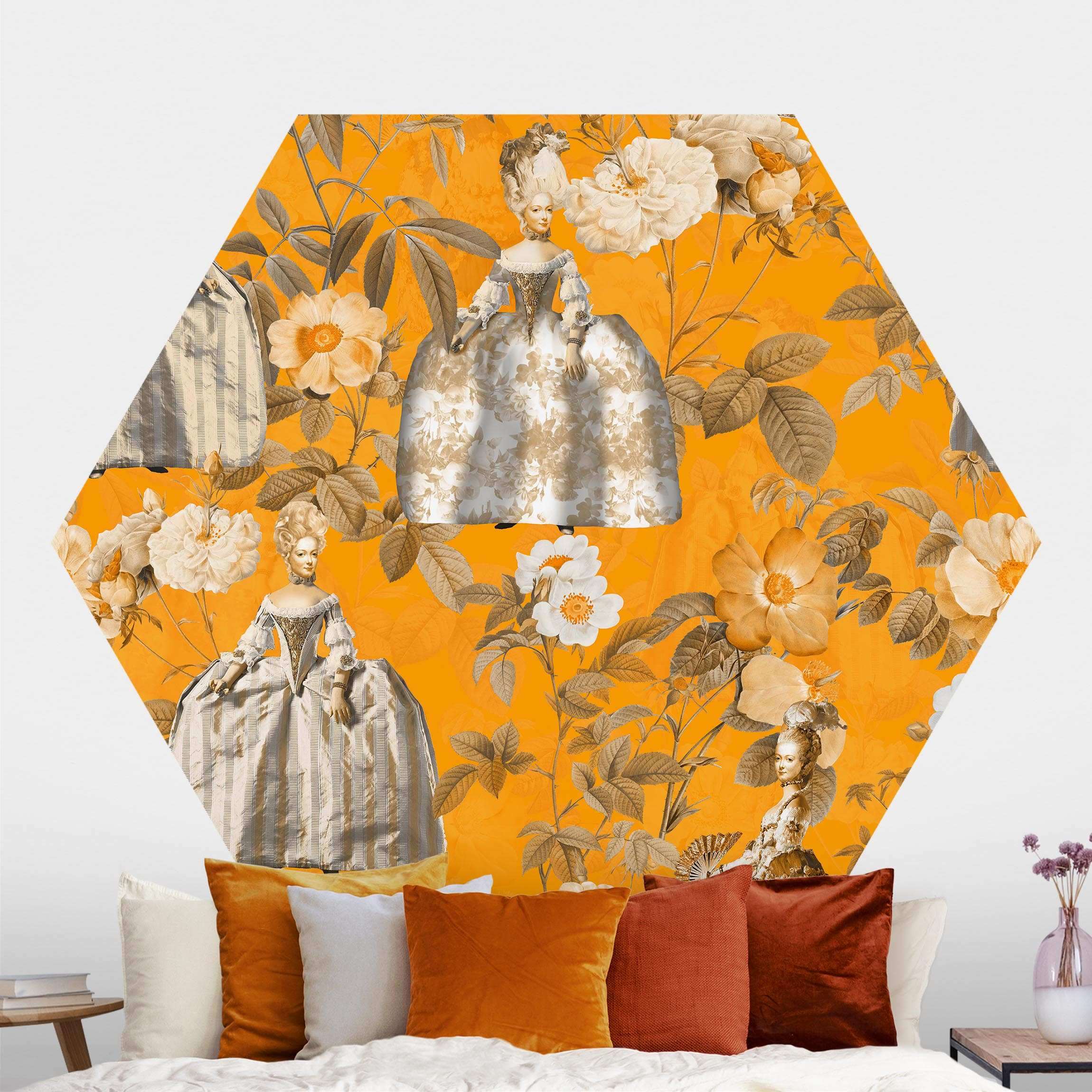 Hexagon Mustertapete selbstklebend Pompöse Kleider im Garten auf Orange