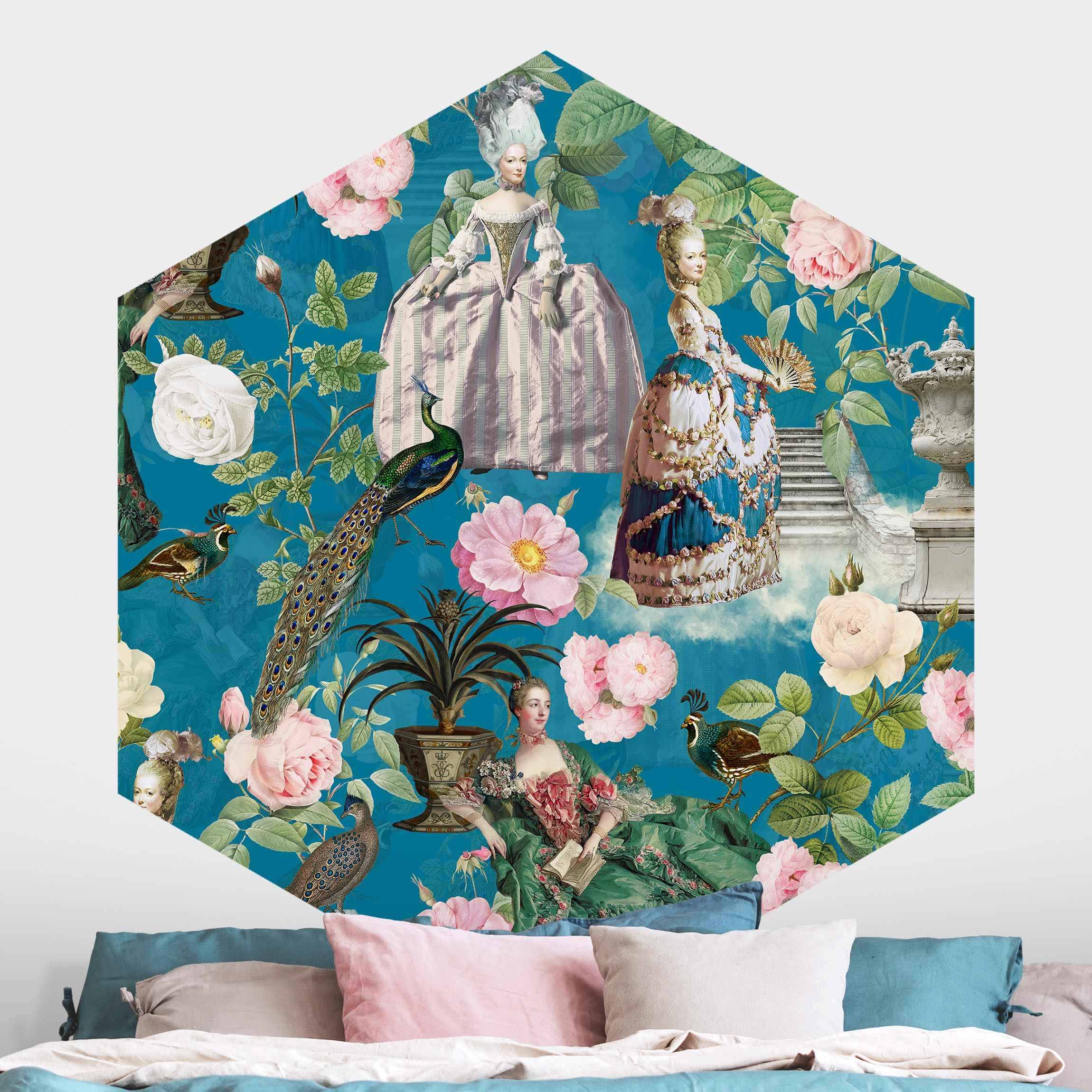 Hexagon Mustertapete selbstklebend Pompöse Kleider im Rosengarten auf Blau