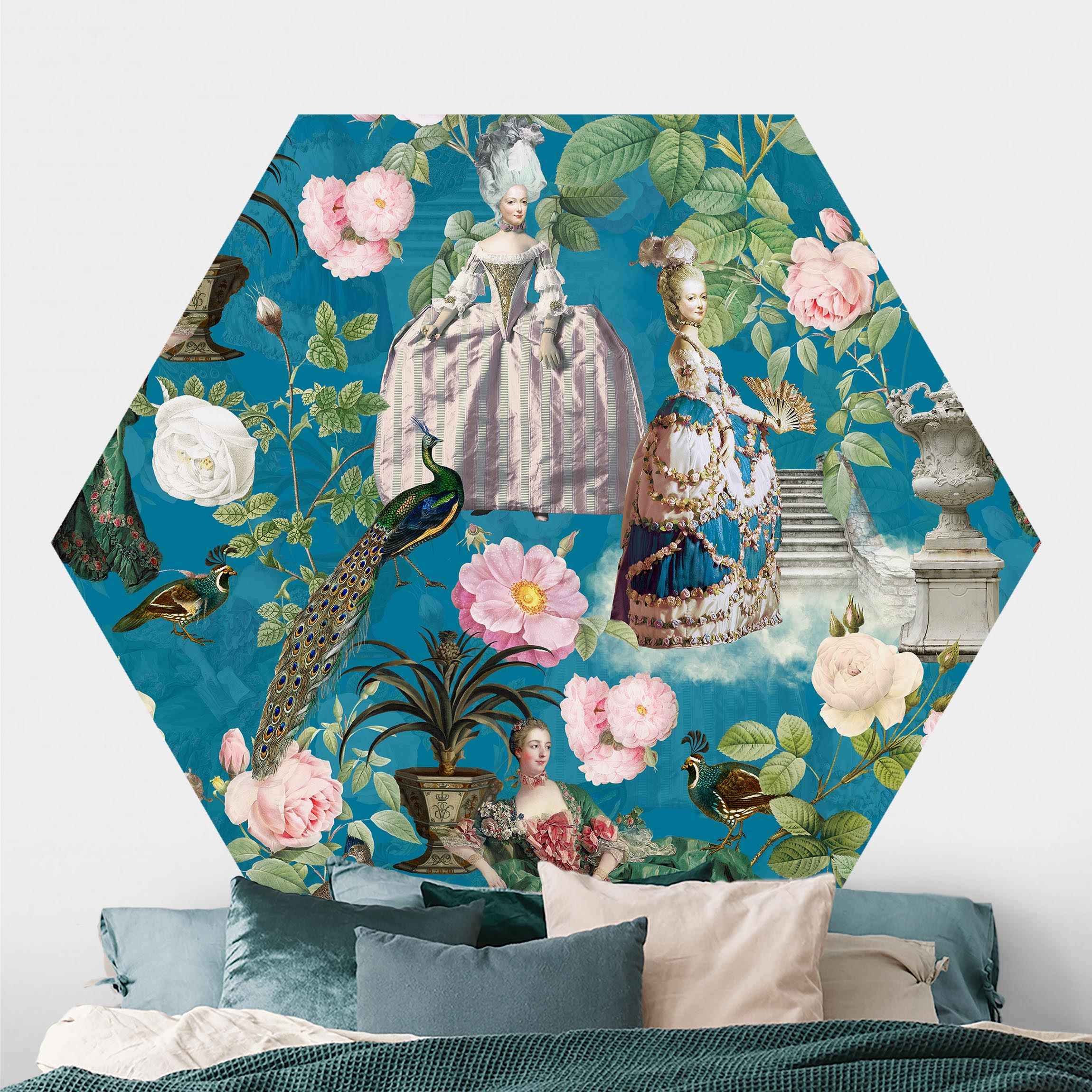 Hexagon Mustertapete selbstklebend Pompöse Kleider im Rosengarten auf Blau