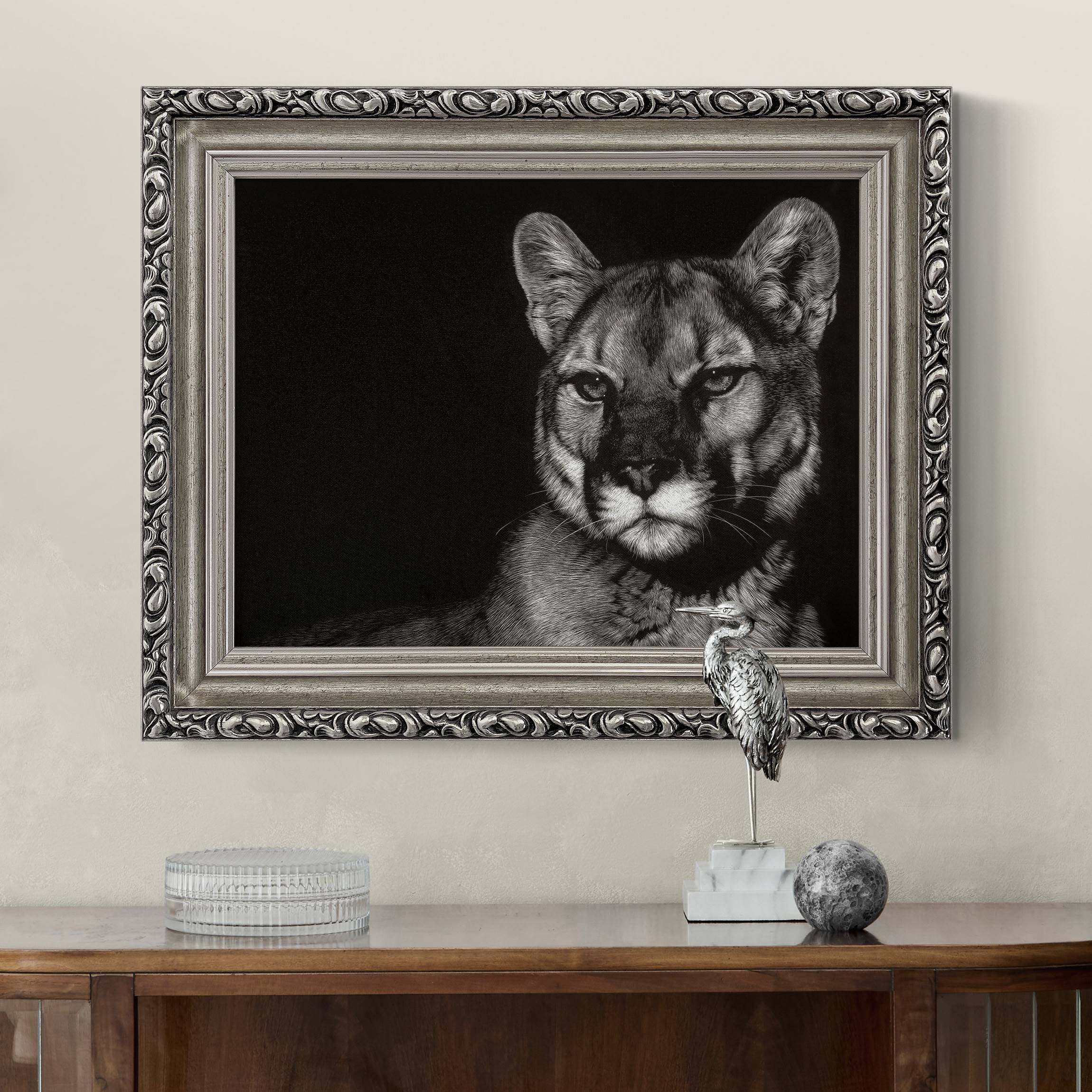 Leinwandbild in Barockrahmen Puma vor Schwarz