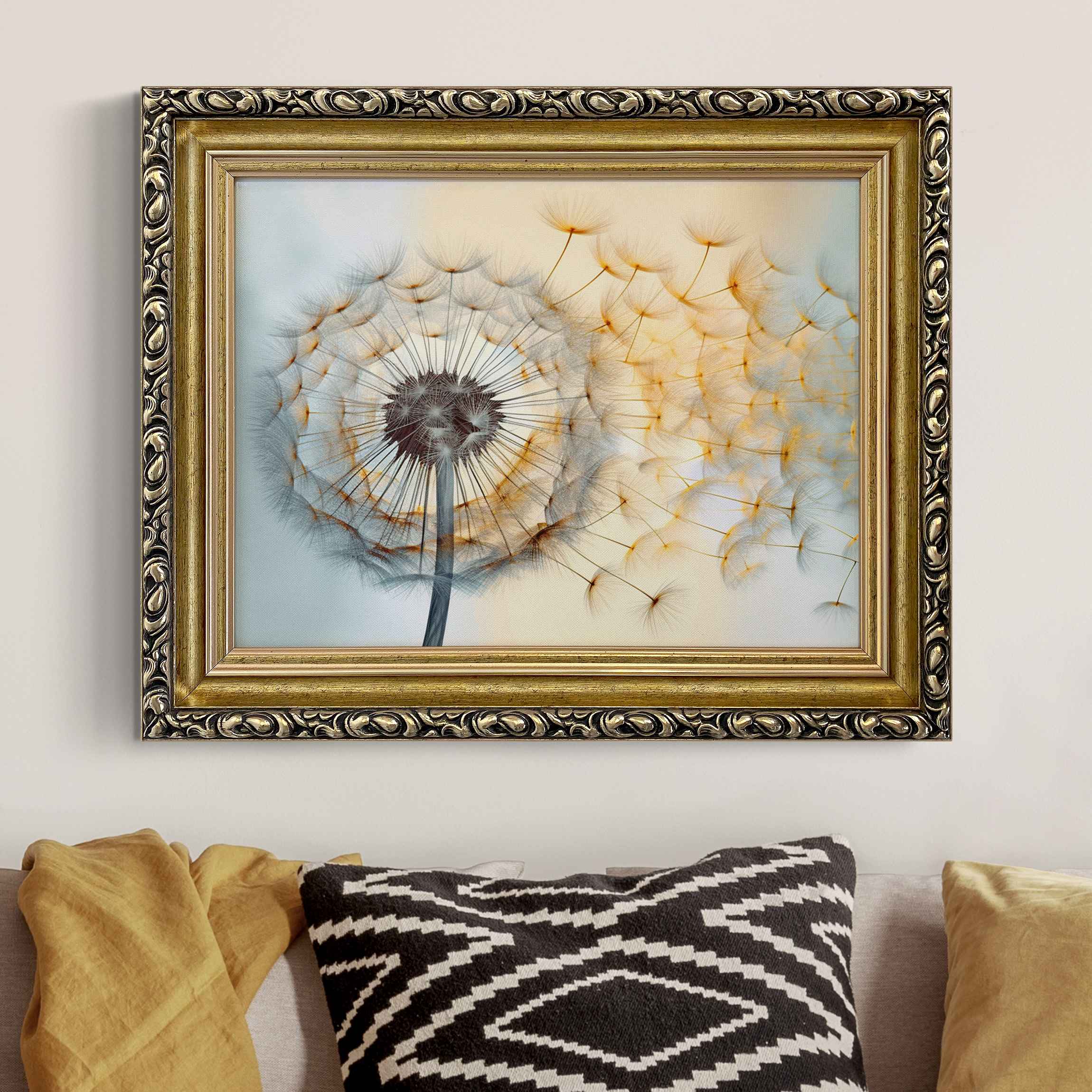 Leinwandbild mit Barockrahmen Pusteblume mit fliegenden Samen