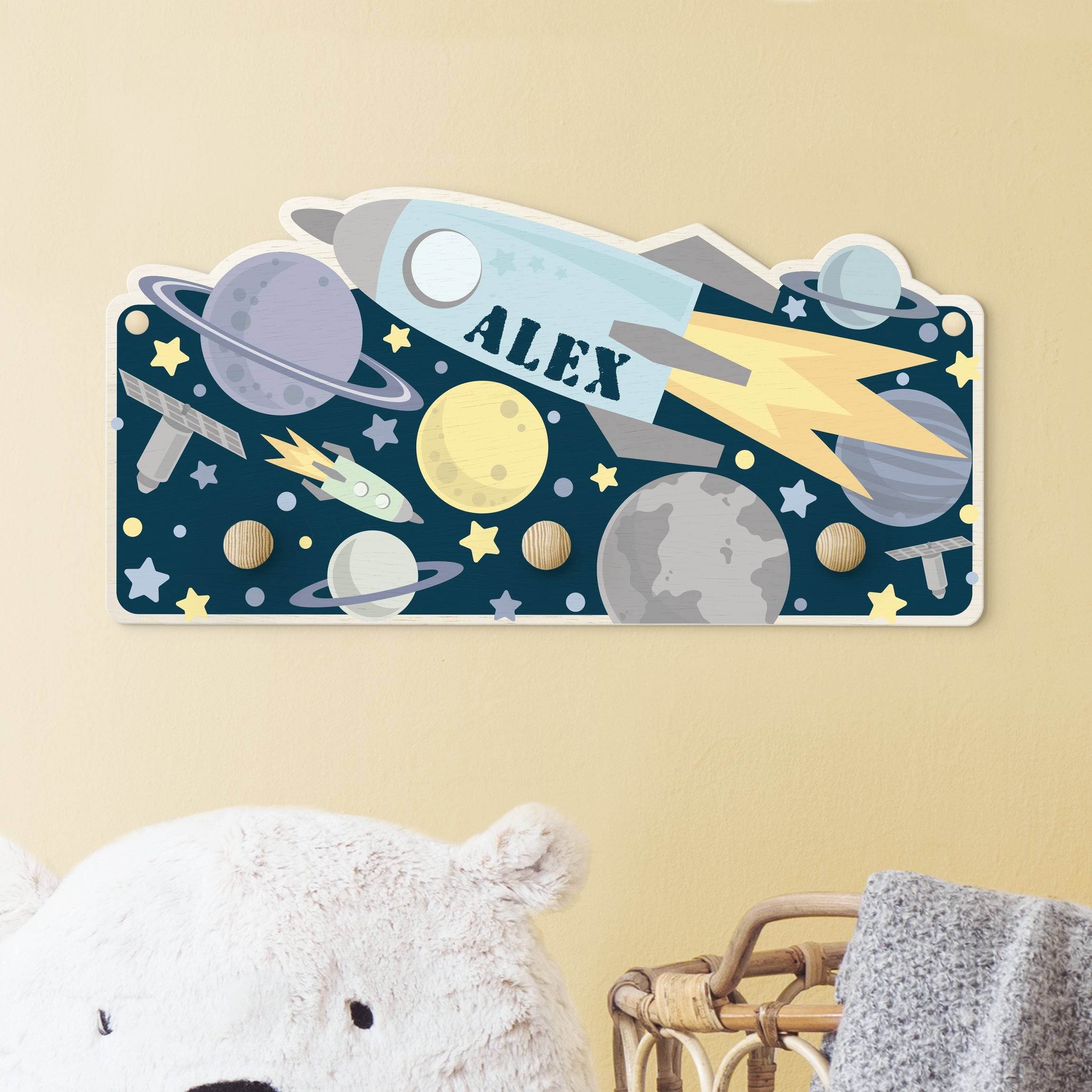 Kindergarderobe Holz mit Namen Rakete und Planeten mit Wunschnamen
