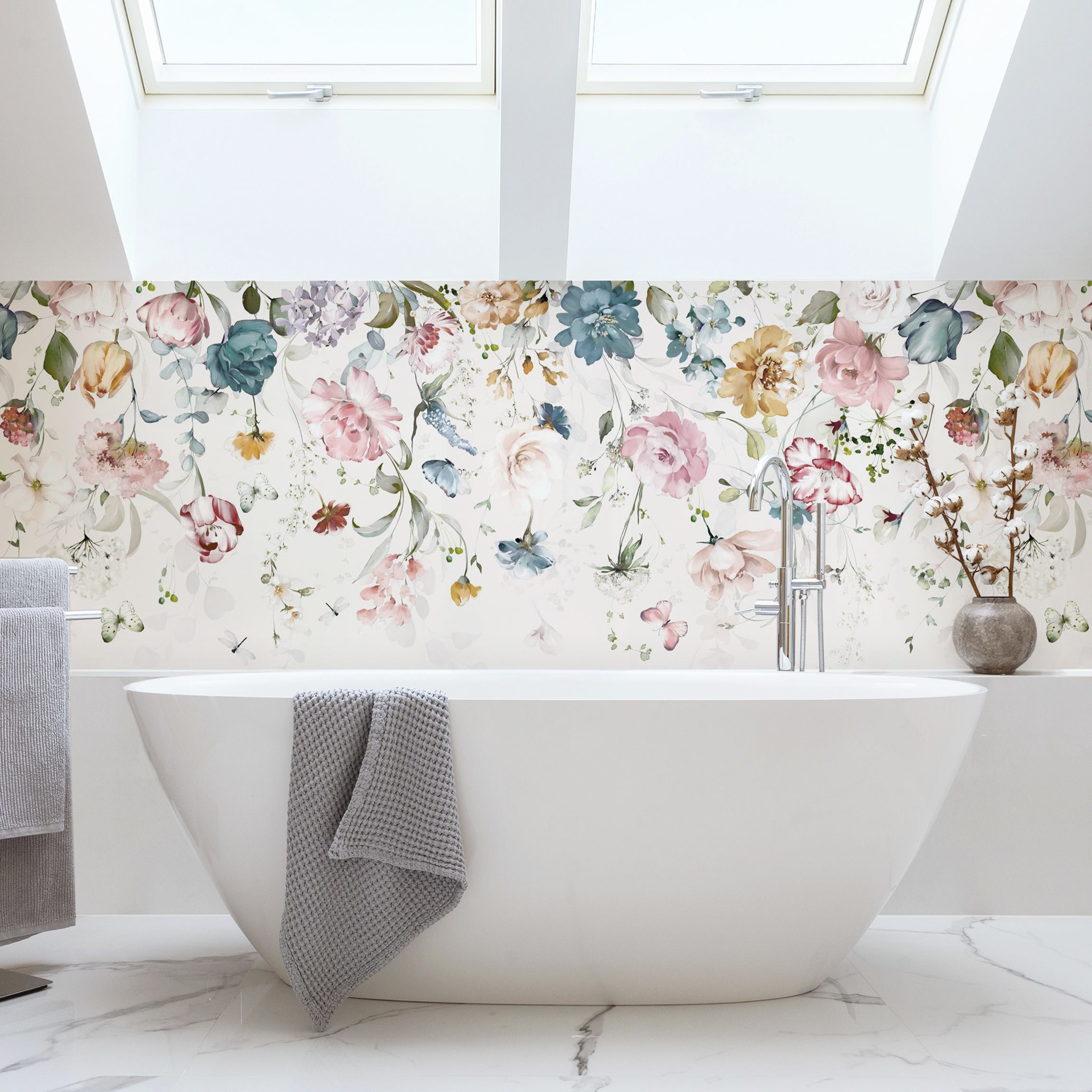 Wandverkleidung Bad Rankende Blumen mit Schmetterlingen Aquarell