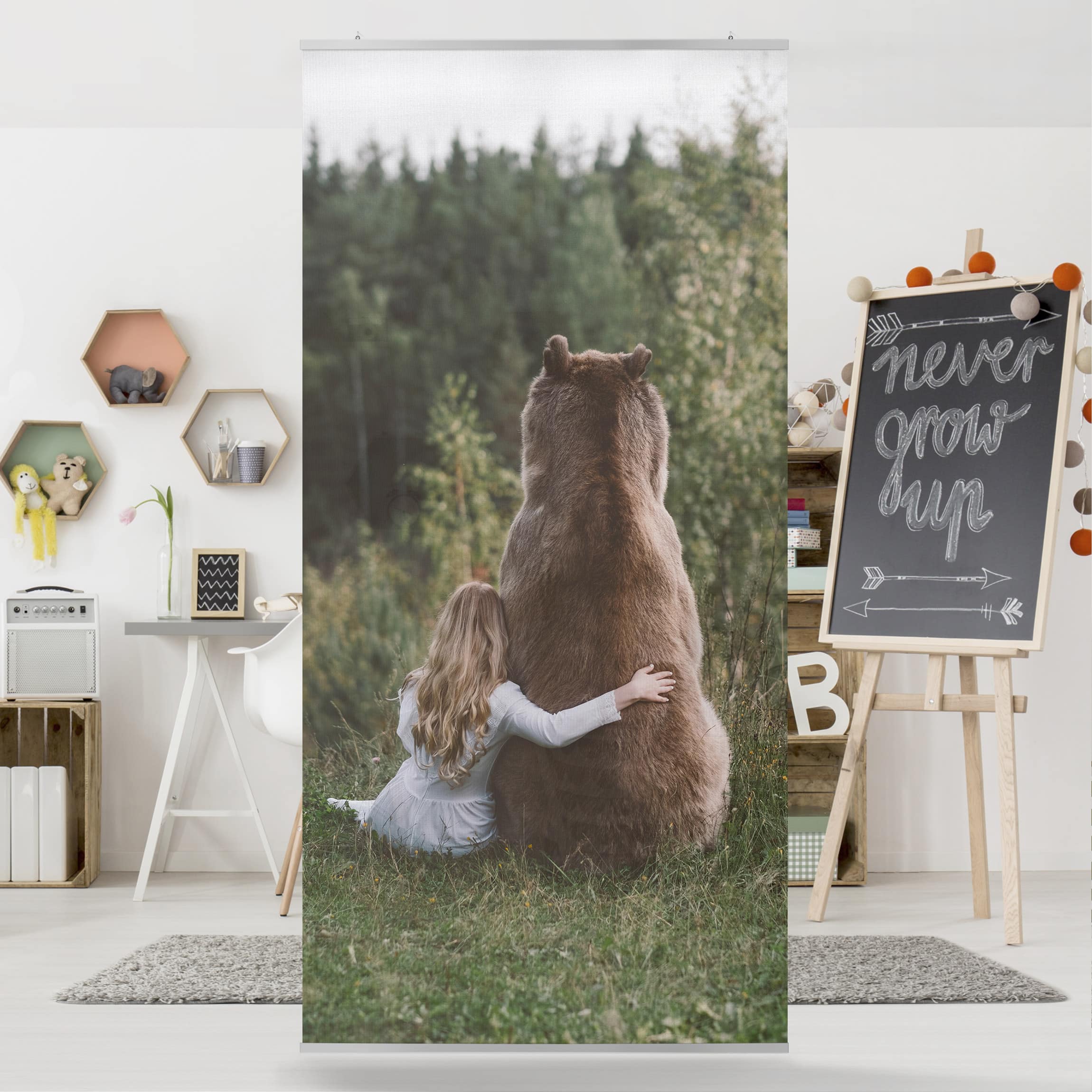 Raumteiler Mädchen mit Braunbär