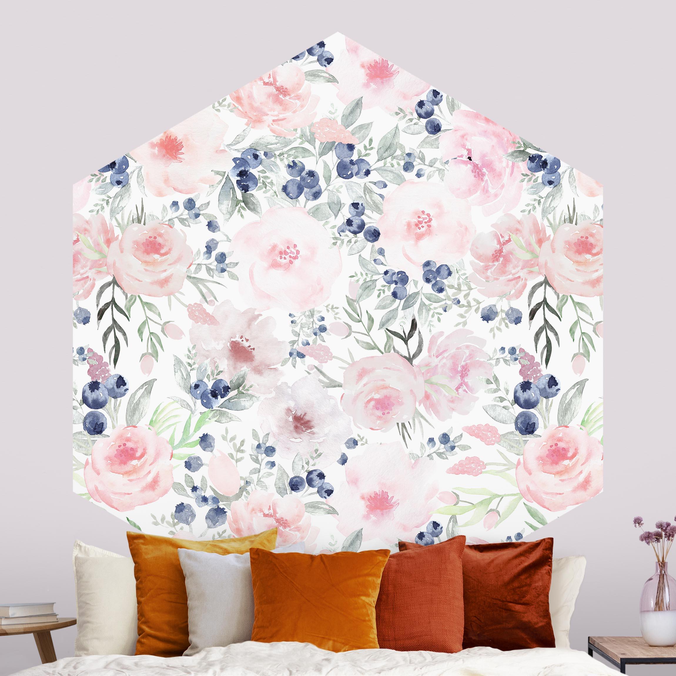 Hexagon Mustertapete Rosa Rosen mit Blaubeeren vor Weiß