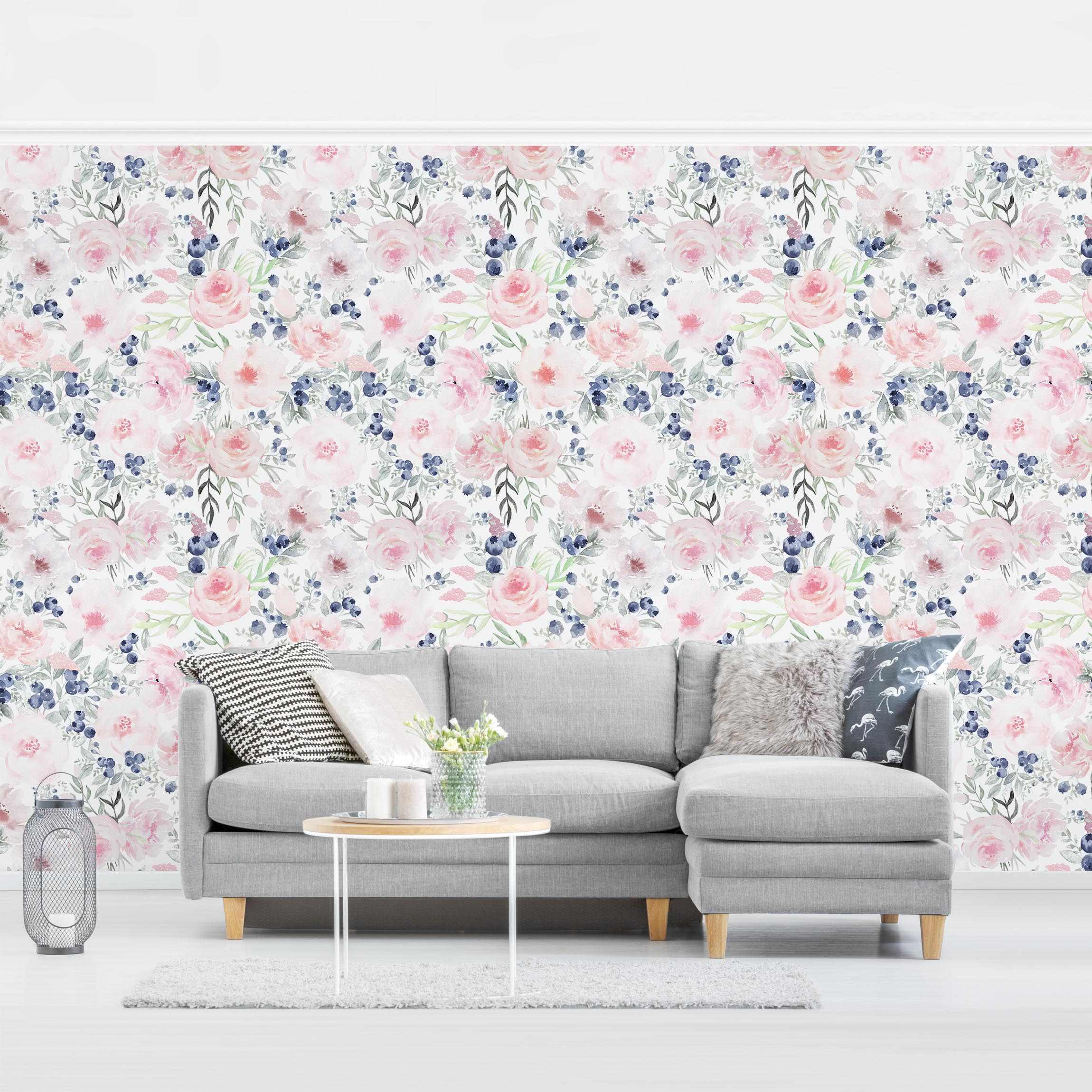 Mustertapete Rosa Rosen mit Blaubeeren vor Weiß