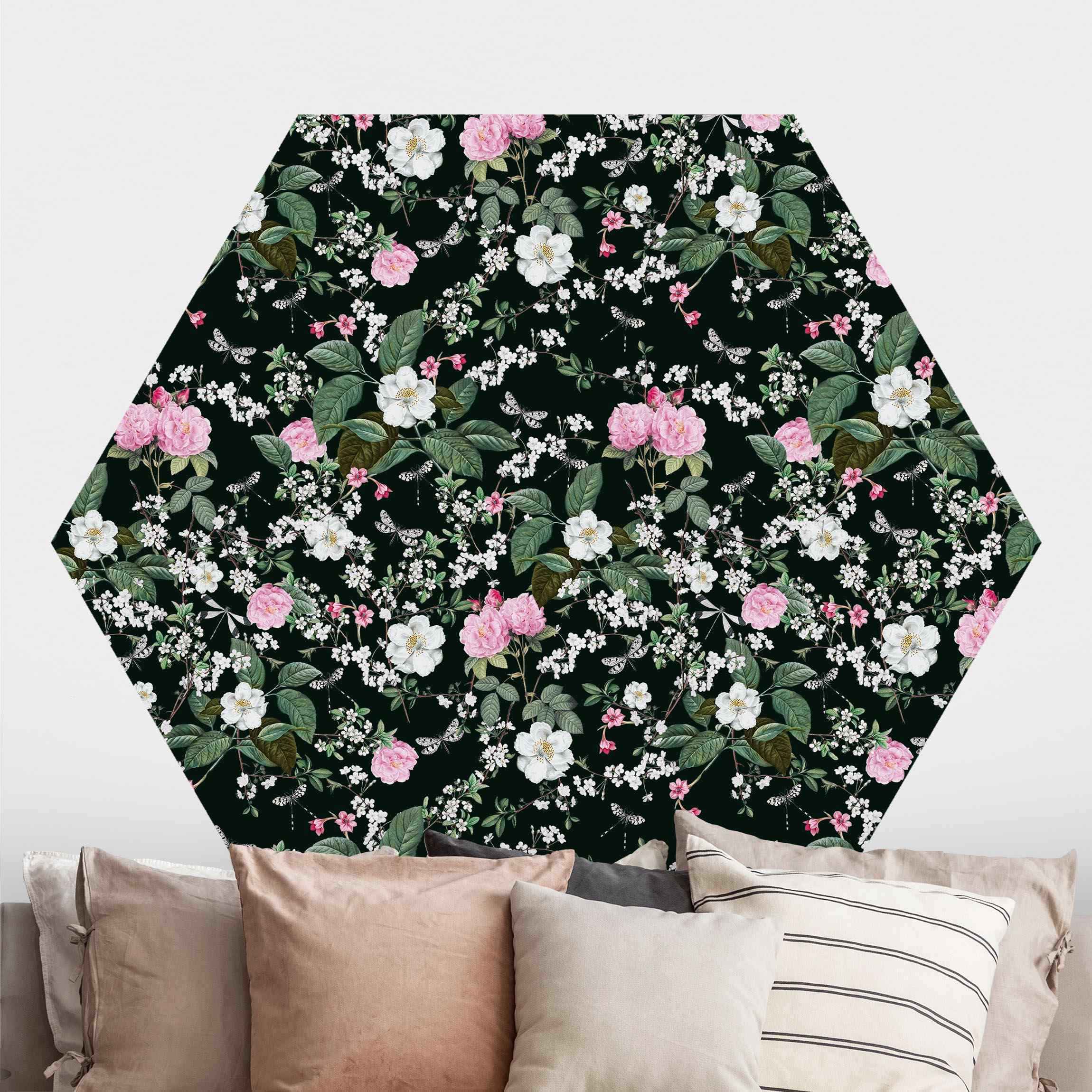 Hexagon Mustertapete Rosen und Schmetterlinge auf Dunkelgrün