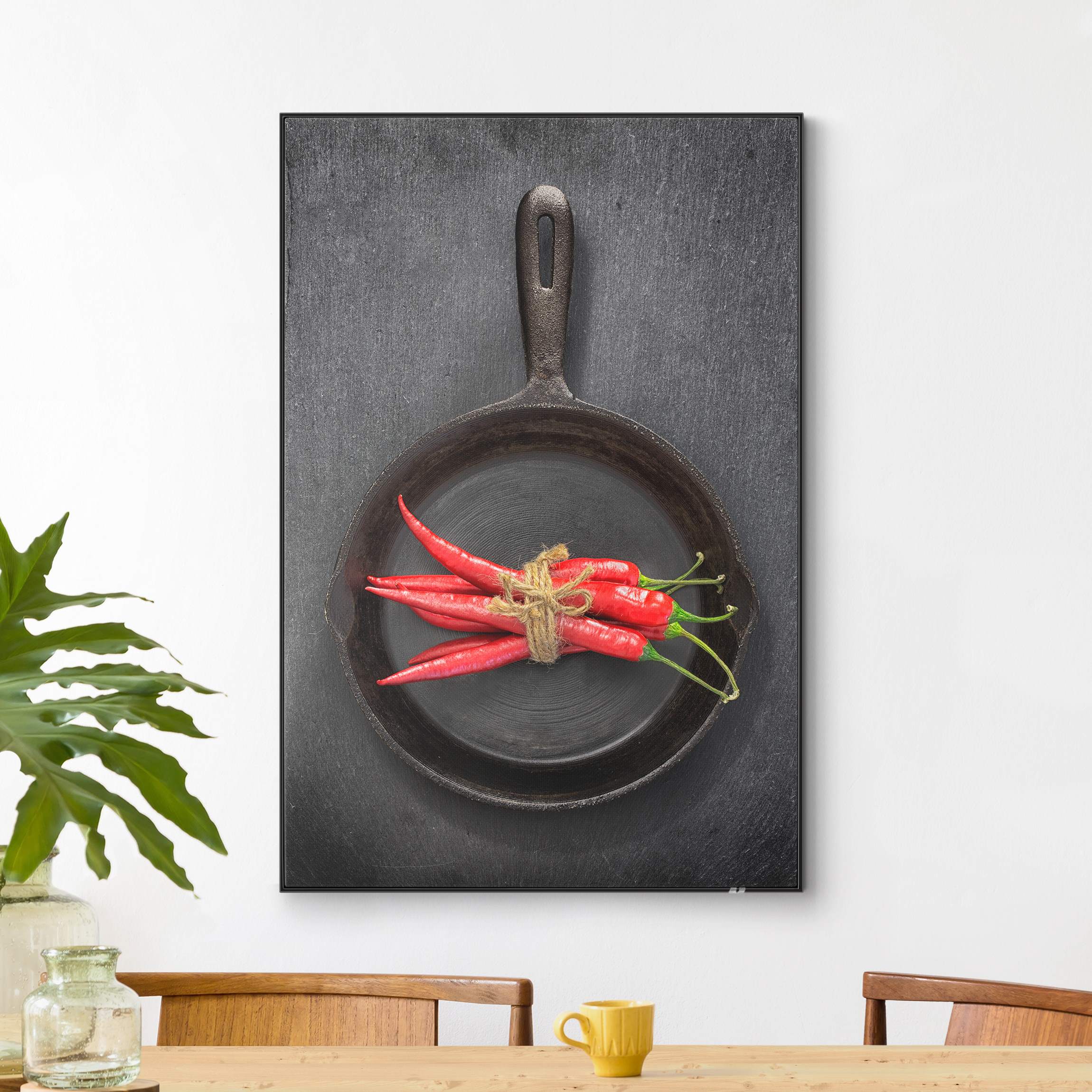 Wechselbild Rotes Chilibündel in Pfanne auf Schiefer
