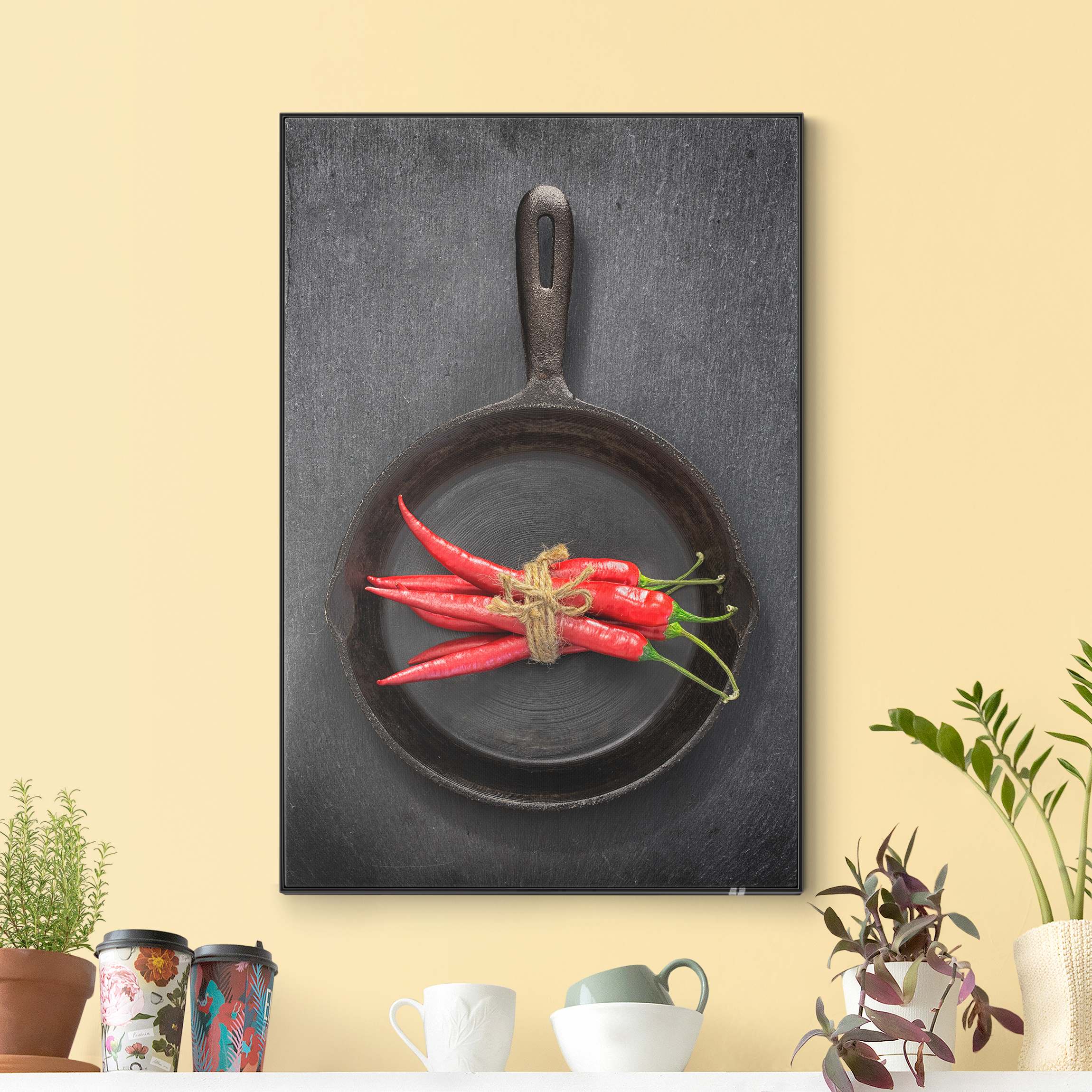 Wechselbild Rotes Chilibündel in Pfanne auf Schiefer