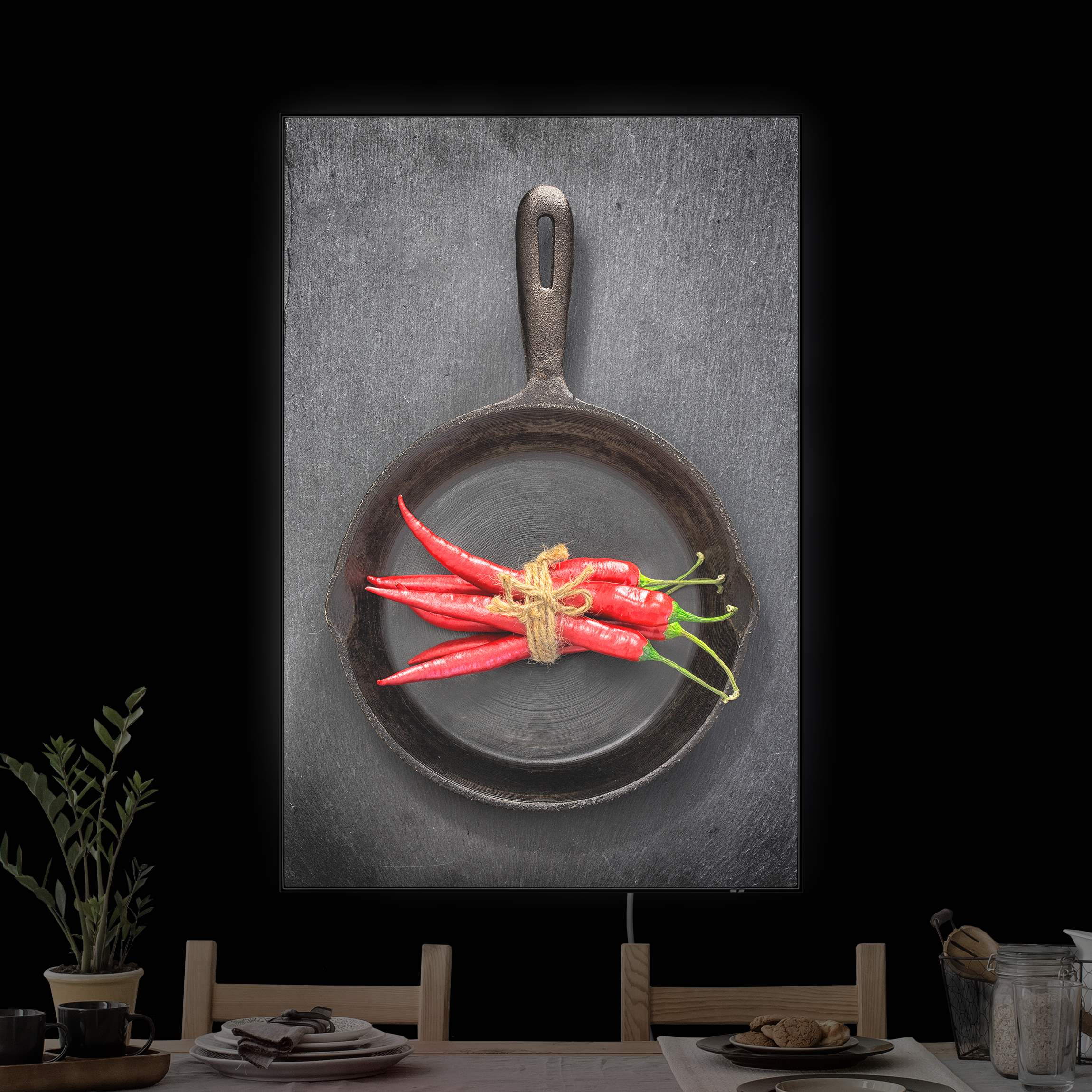 LED-Wechselbild Rotes Chilibündel in Pfanne auf Schiefer