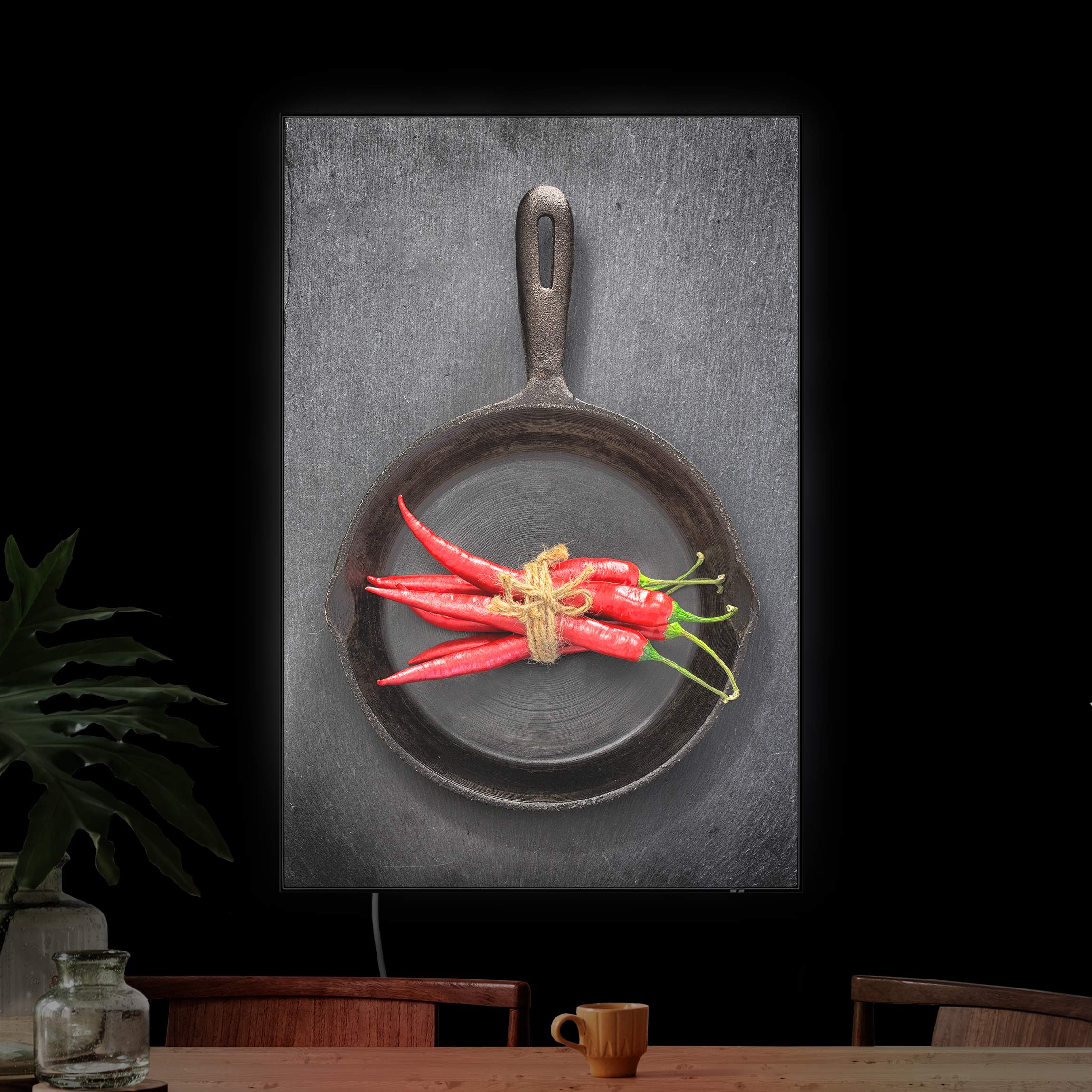LED-Wechselbild Rotes Chilibündel in Pfanne auf Schiefer