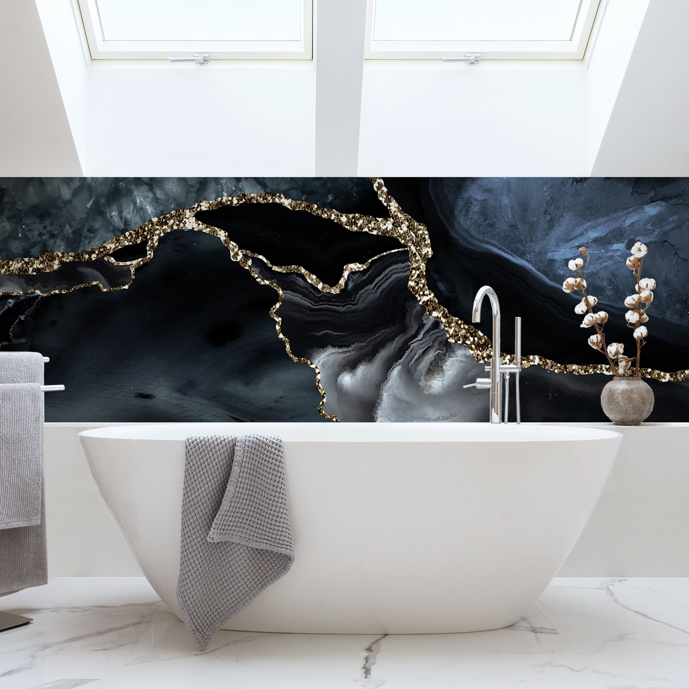 Wandverkleidung Bad Schwarz mit Glitzer Gold