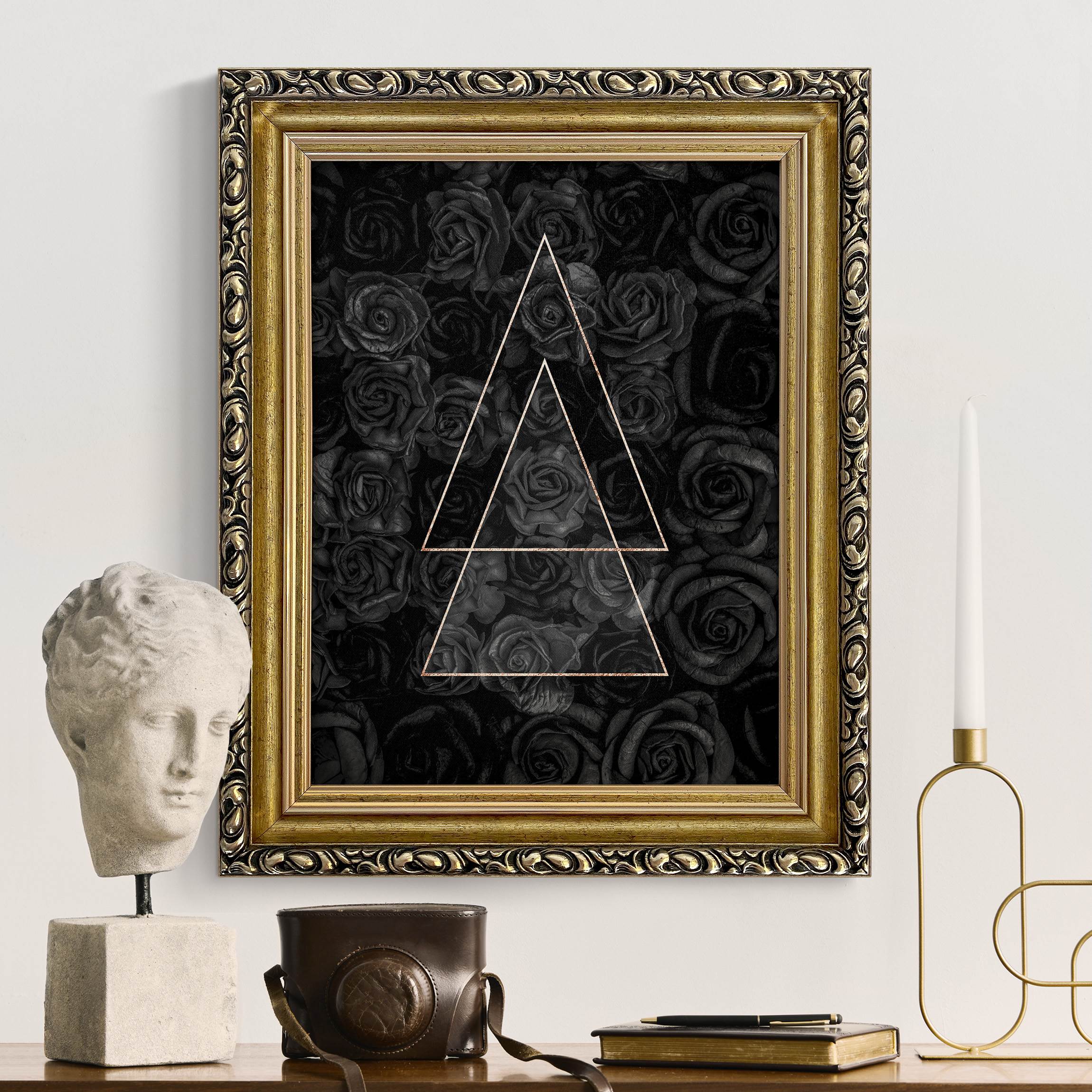 Leinwandbild mit Barockrahmen Schwarze Rosen mit goldenen Dreiecken