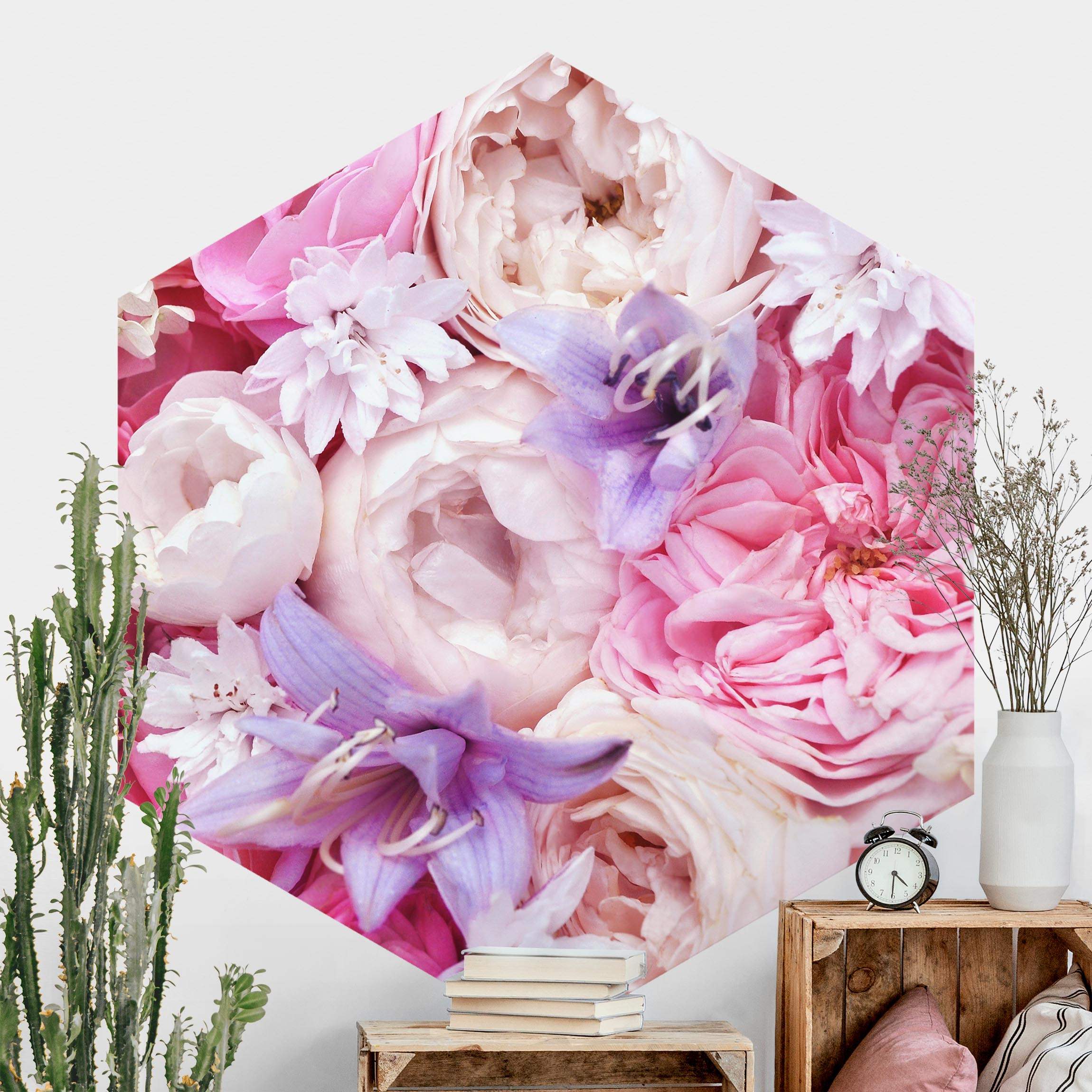 Hexagon Fototapete selbstklebend Shabby Rosen mit Glockenblumen